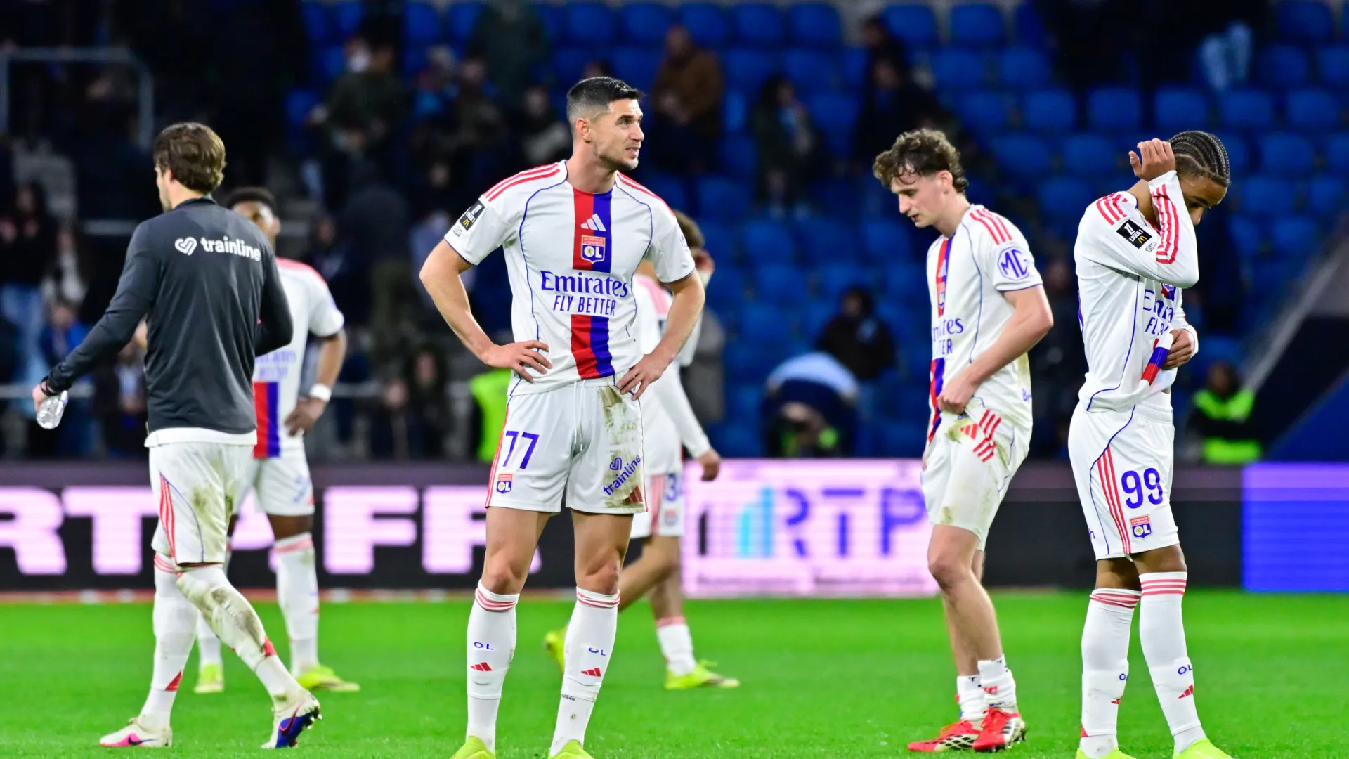 Paulo Fonseca vê avançados do Lyon serem arrasados: "É uma catástrofe..."