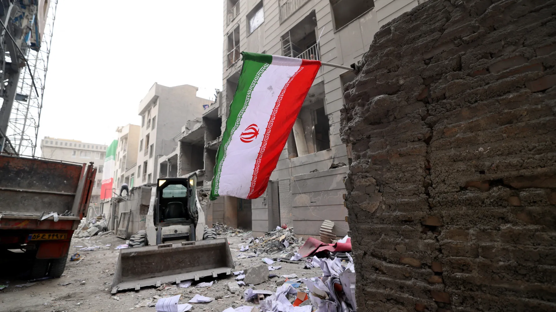 
                    Forças armadas de Teerão prometem ações ainda mais devastadoras
                