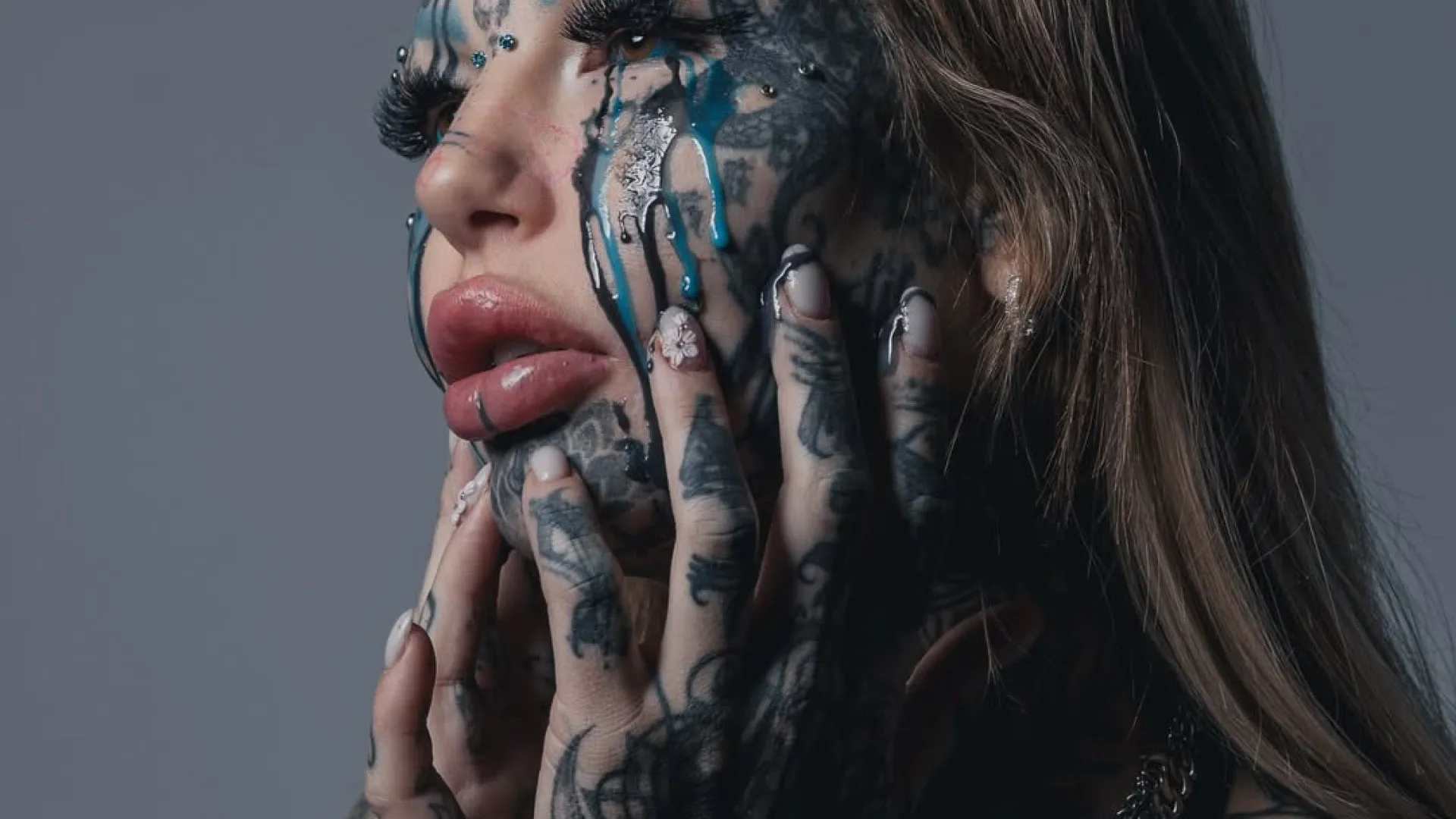 Mulher mais tatuada do mundo odiou ver-se sem tatuagens: “Detestei”