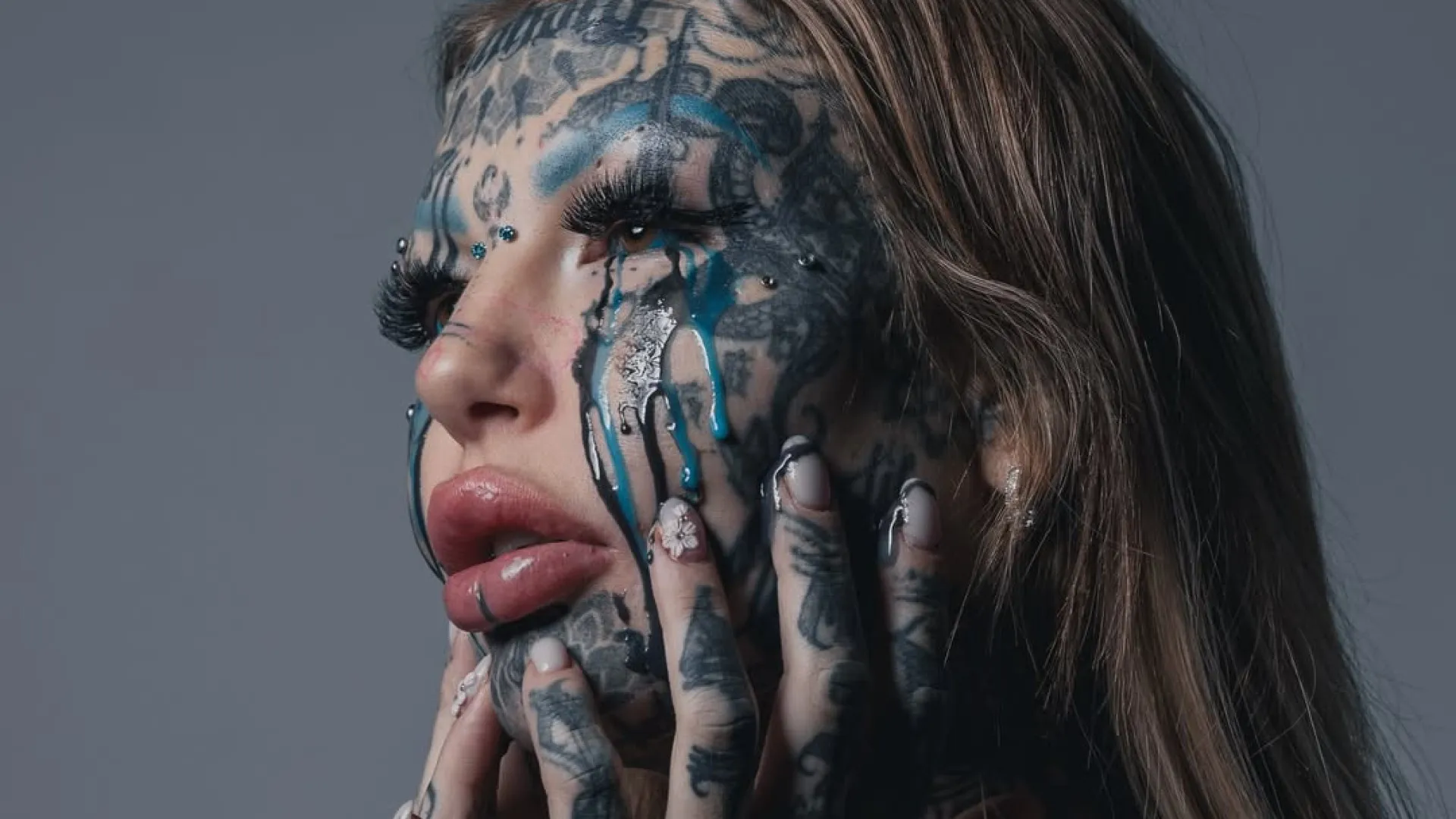 Mulher mais tatuada do mundo odiou ver-se sem tatuagens: “Detestei”