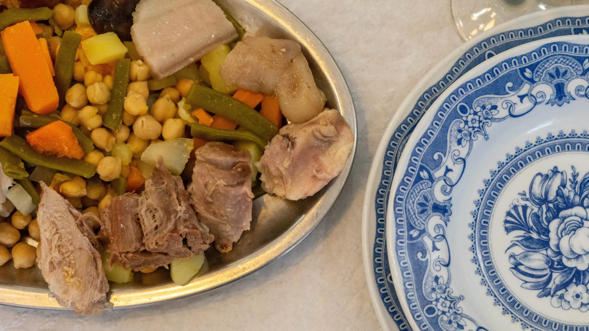 
                    Cozido de grão à alentejana: A receita bem simples do chef Carlos Afonso
                