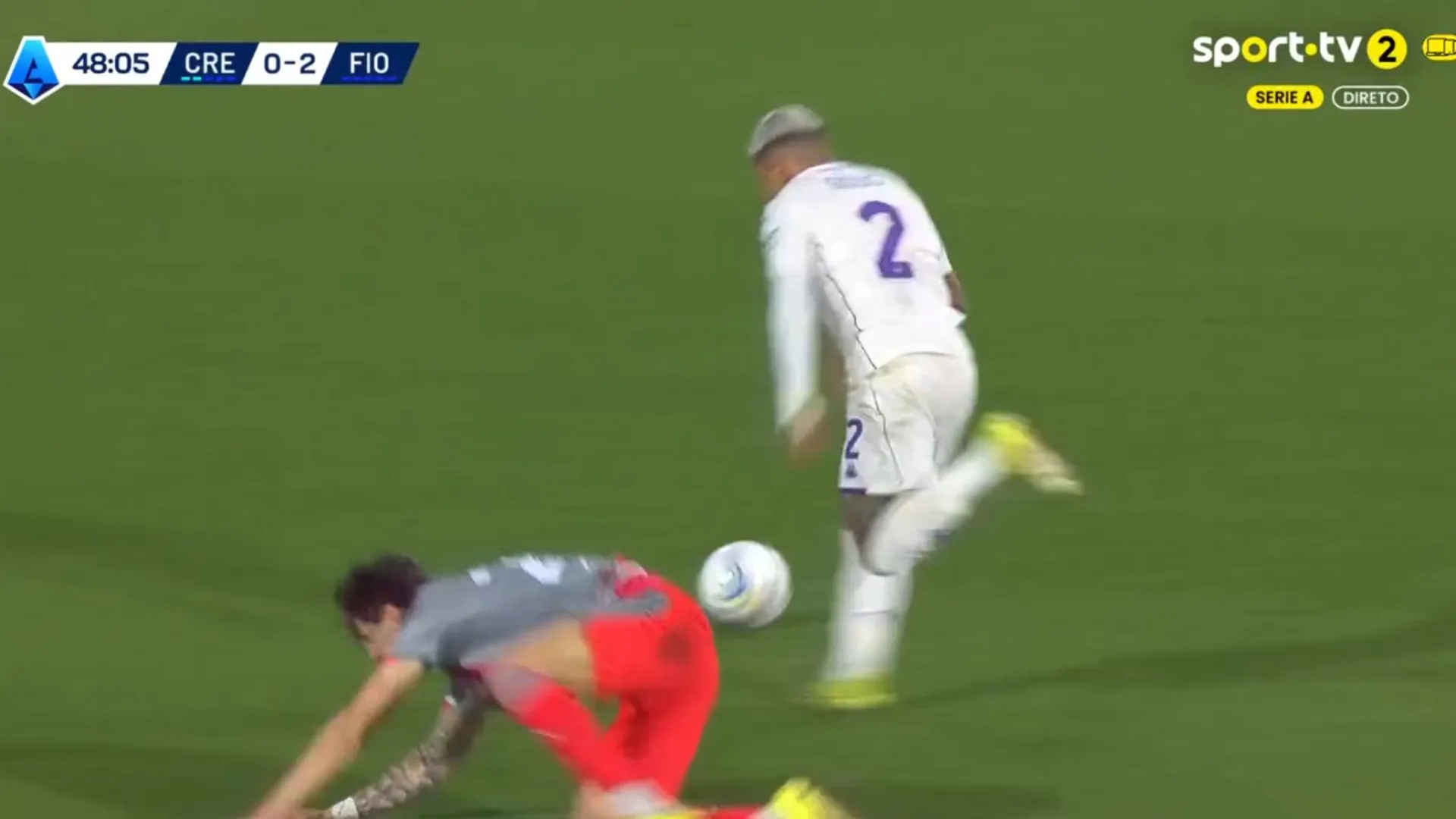 Vai correr mundo. Dodô deixou dois adversários no chão e fez este golaço