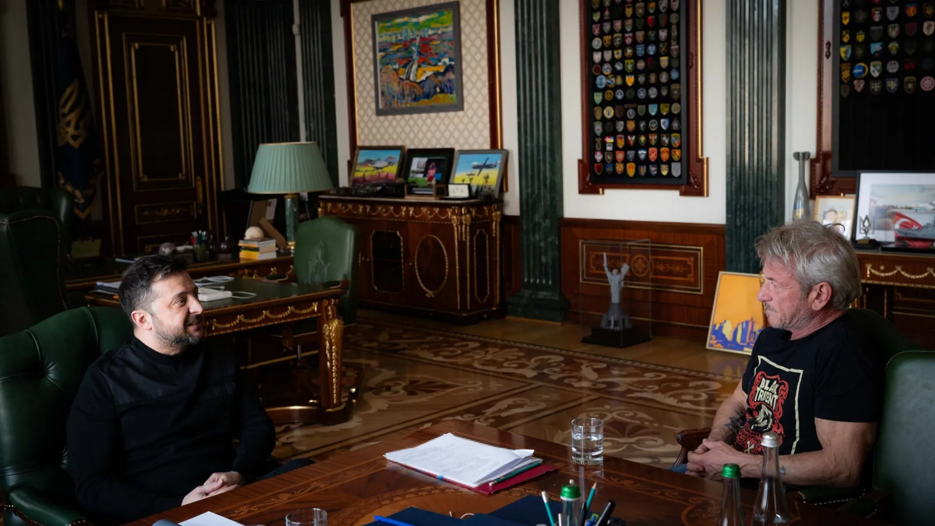 
                    Zelensky recebe Sean Penn em Kyiv: 