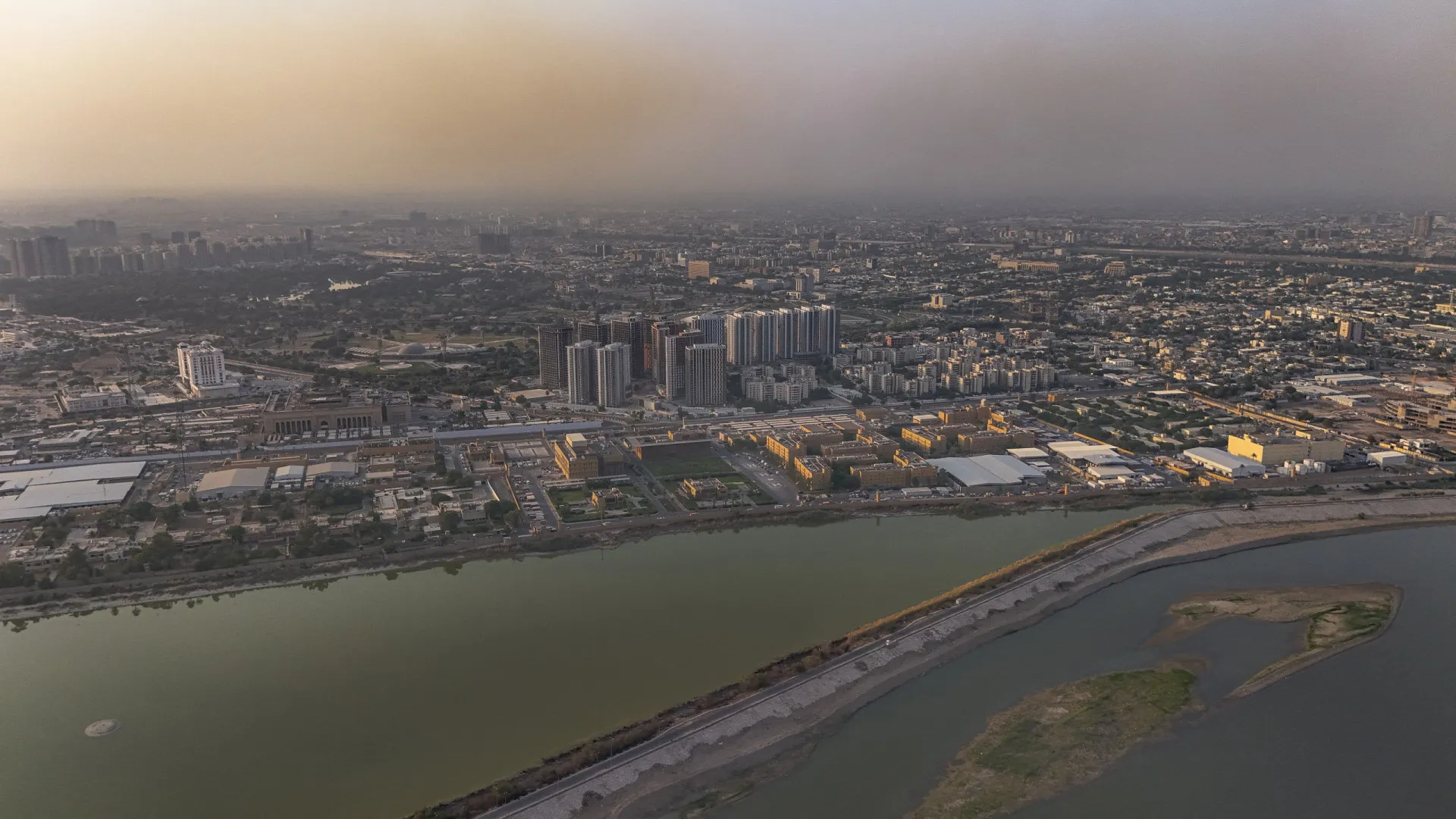 
                    Grupo pró-Irão expõe condições para parar ataques a embaixada dos EUA no Iraque
                