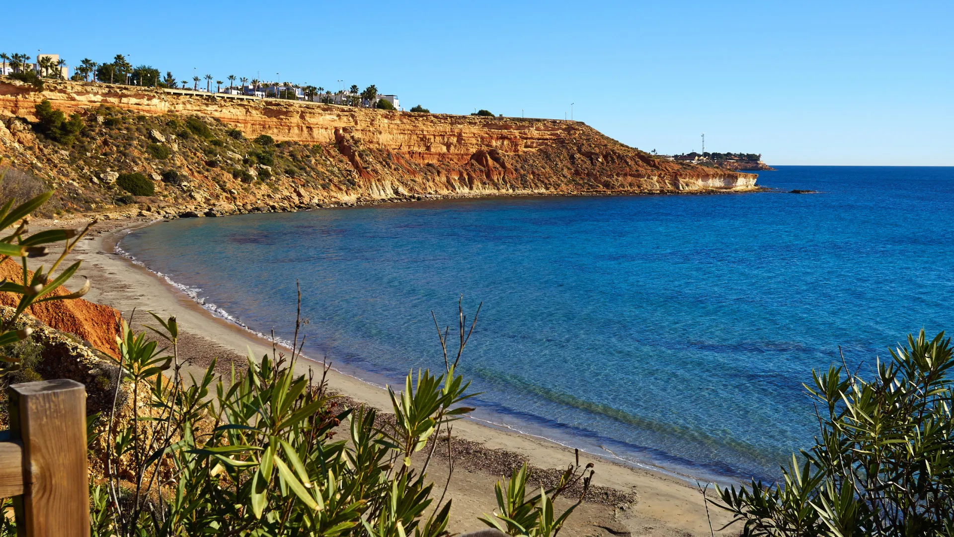 
                    Homem morre ao cair de falésia quando tentava apanhar óculos
                