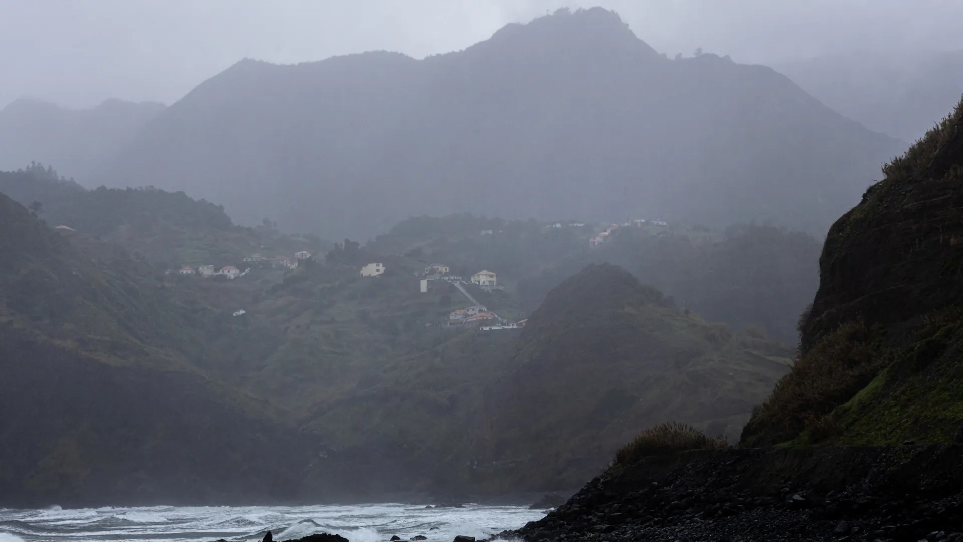 
                    Emitido aviso de mau tempo para a orla costeira da Madeira
                