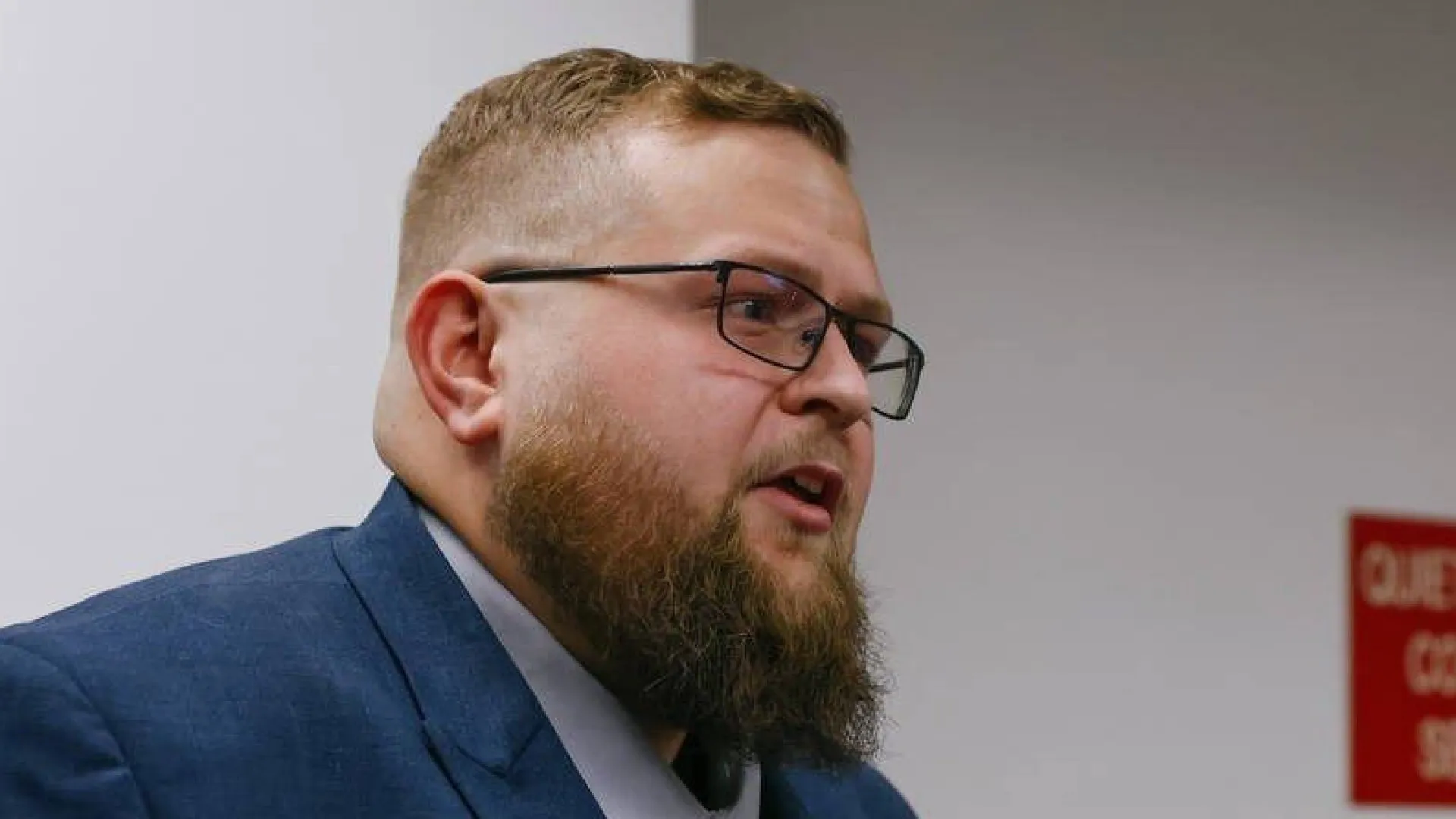 
                    Homem violado pela mãe em criança teme que o irmão possa ser seu filho
                