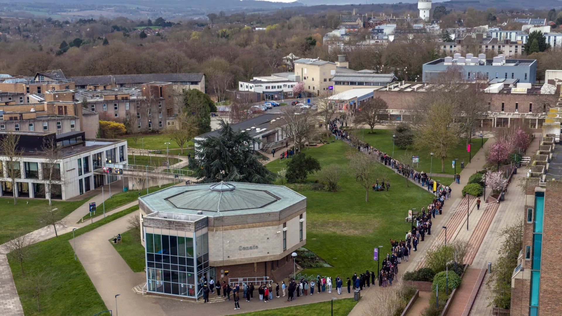 
                    Cerca de 700 pessoas medicadas para conter surto de meningite no Reino Unido
                