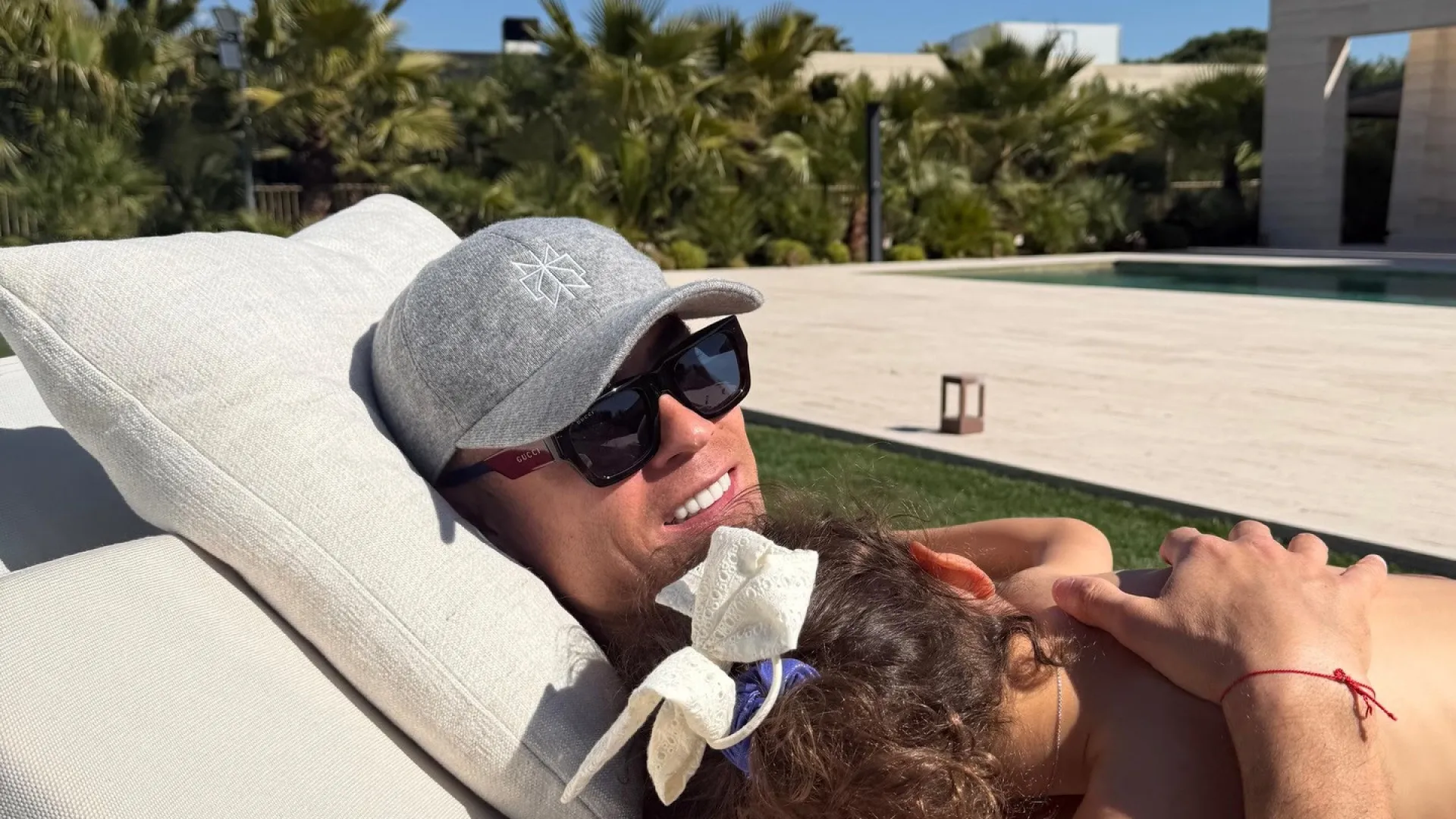 
                    Cristiano Ronaldo em nova fotografia encantadora com uma das filhas
                