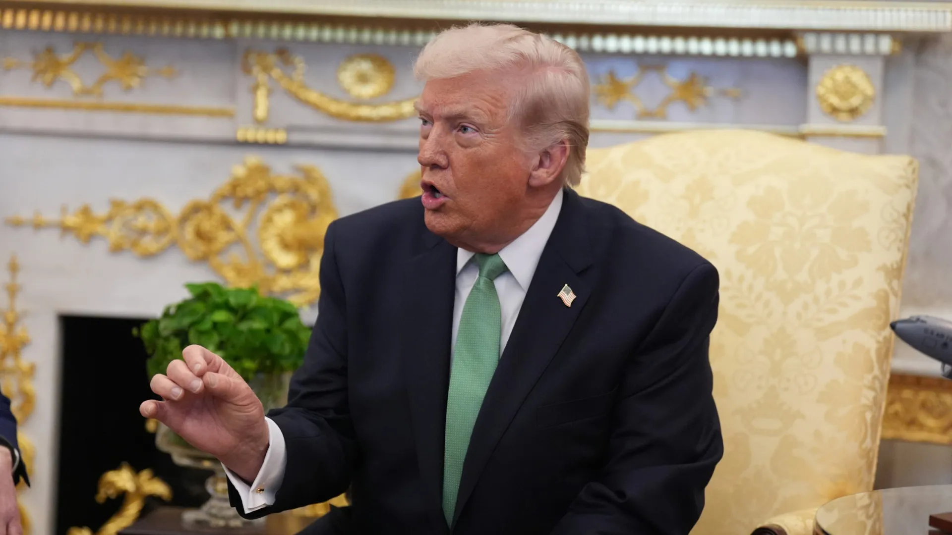 
                    Trump diz que EUA defendem estreito de Ormuz 