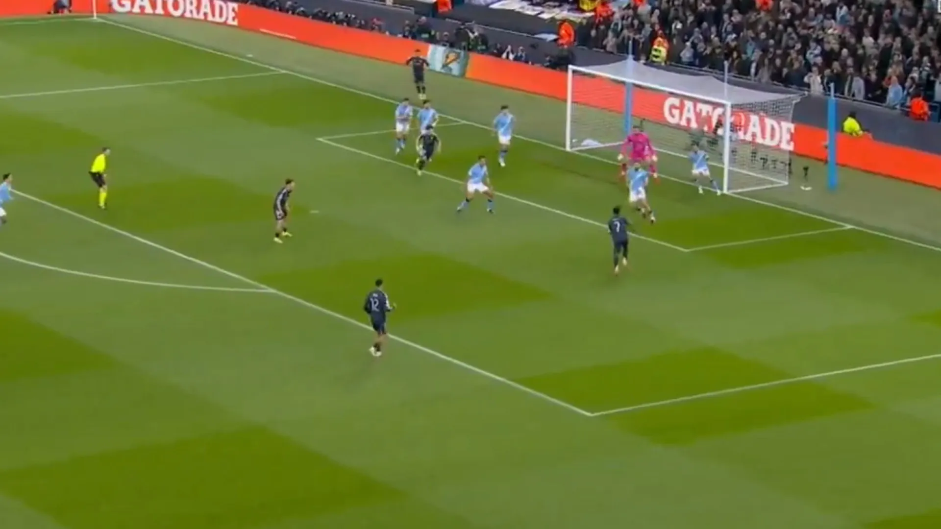 Bernardo Silva quis ser guarda-redes, foi expulso e Vinícius não perdoou