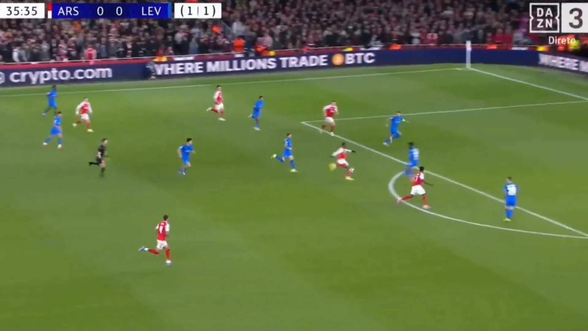 Que 'bomba'. Eze colocou Arsenal a vencer com golaço que vai correr mundo