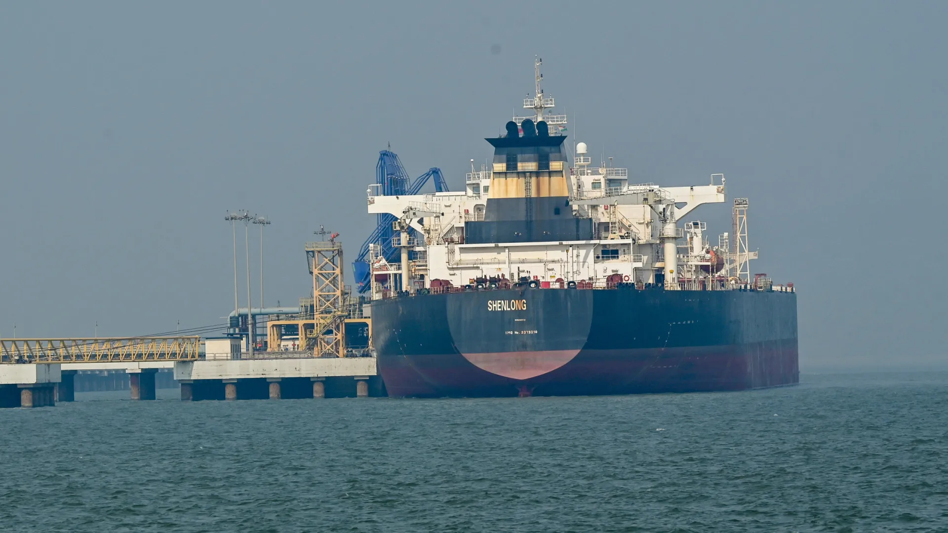 
                    Irão volta a ameaçar navios que tentem atravessar estreito de Ormuz
                