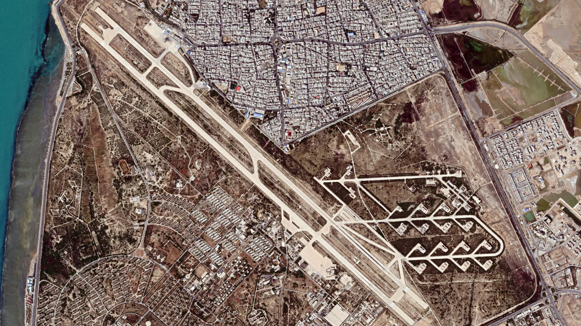 
                    Teerão e Moscovo afirmam que central nuclear de Bushehr foi atingida por projétil
                