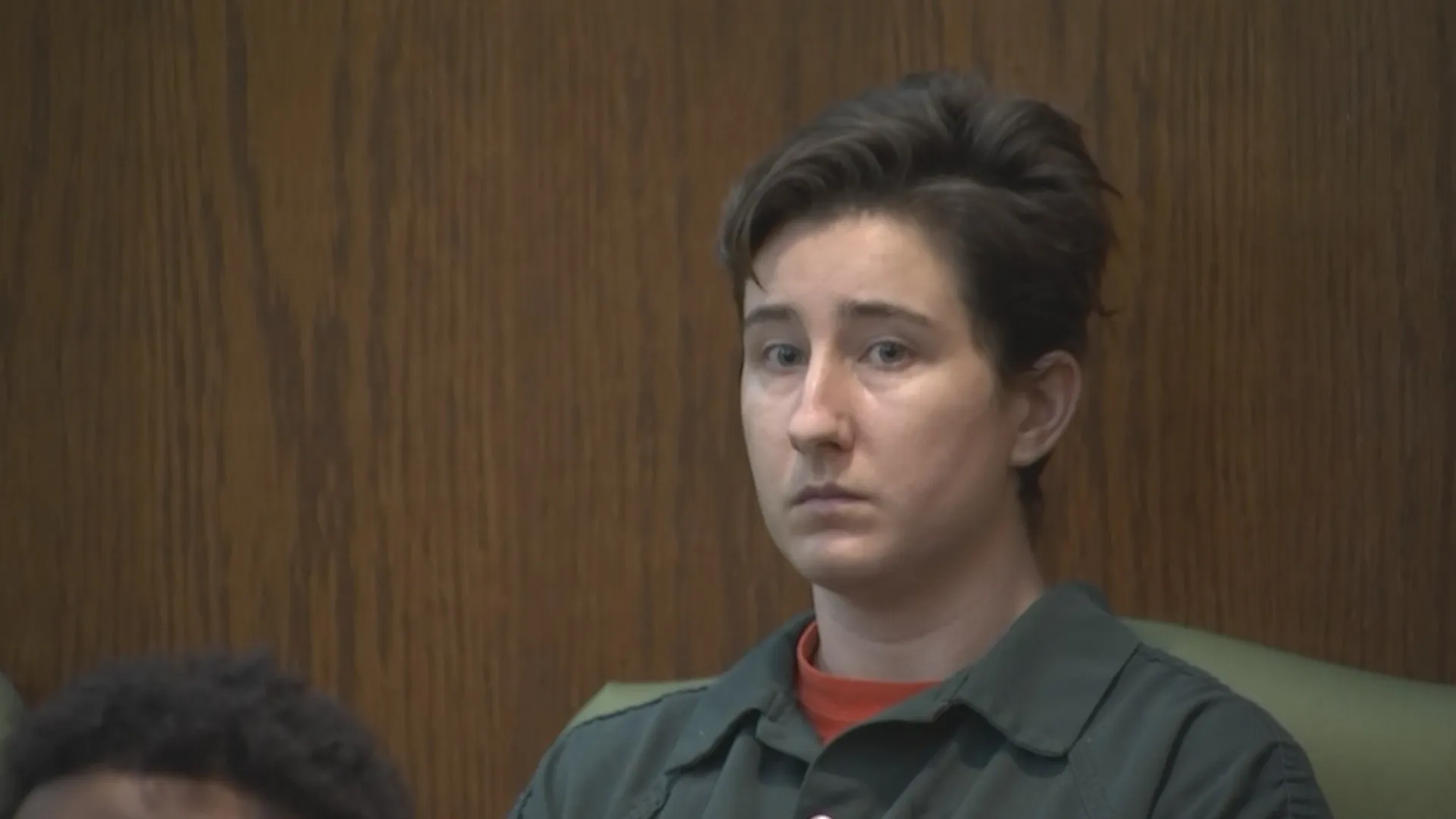 
                    Mãe tira proteção de janela e filho cai de 17.º andar. Foi condenada
                