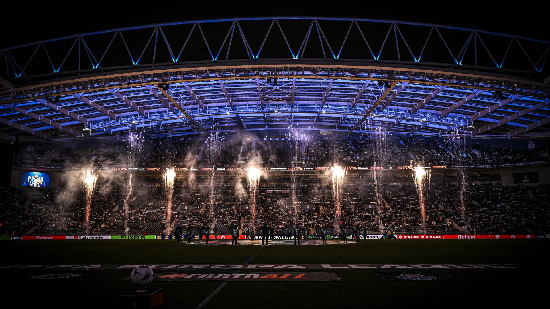 
                    FC Porto-Estugarda: Hora de escancarar a porta dos 'quartos'
                