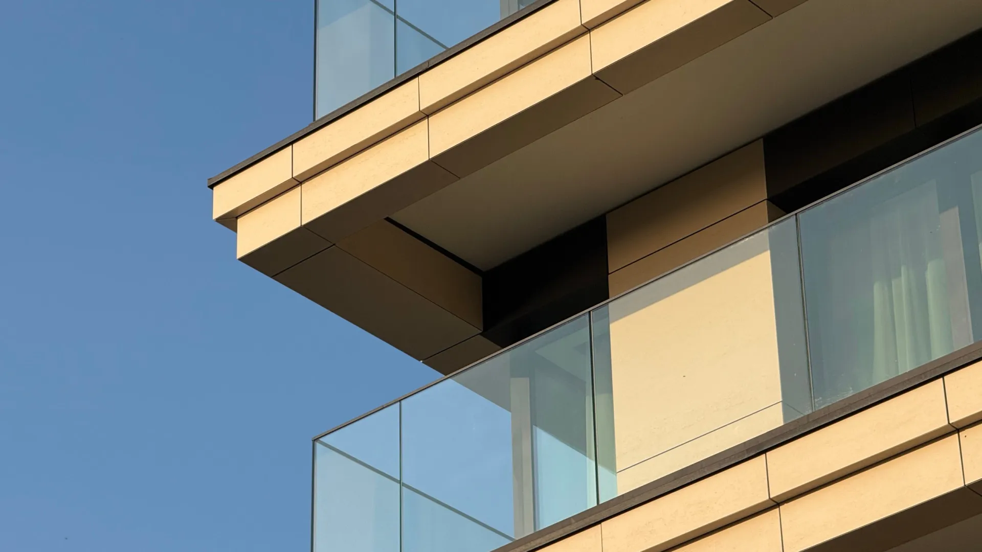 
                    Oito pessoas detidas por burlas de milhões de euros com imóveis de luxo
                