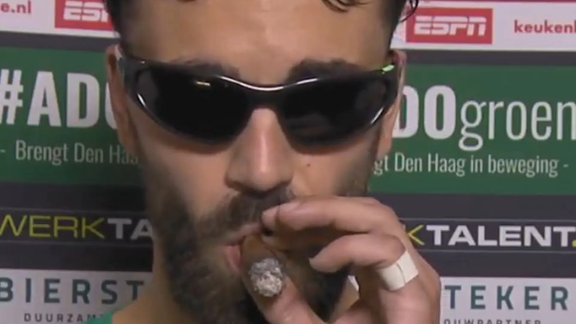 Português festeja subida à Eredivisie de óculos, charuto e cerveja na mão