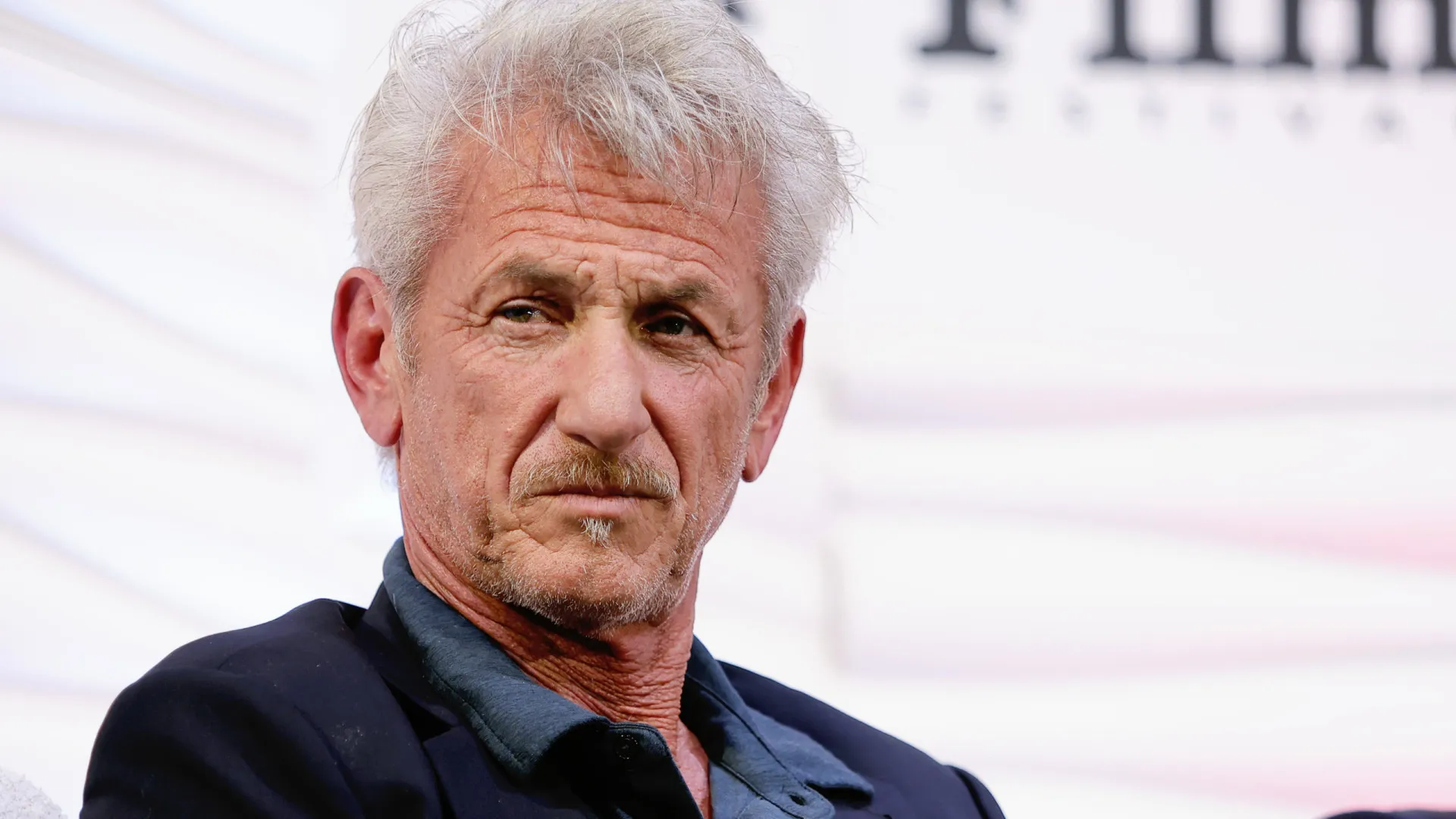 
                    Sean Penn homenageado com Óscar feito de comboio danificado na guerra
                