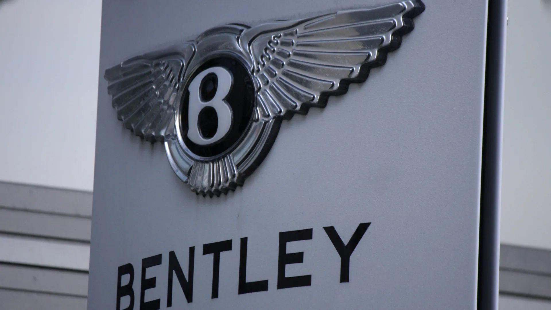 
                    Lucros descem e Bentley pode ter de cortar 275 postos de trabalho
                