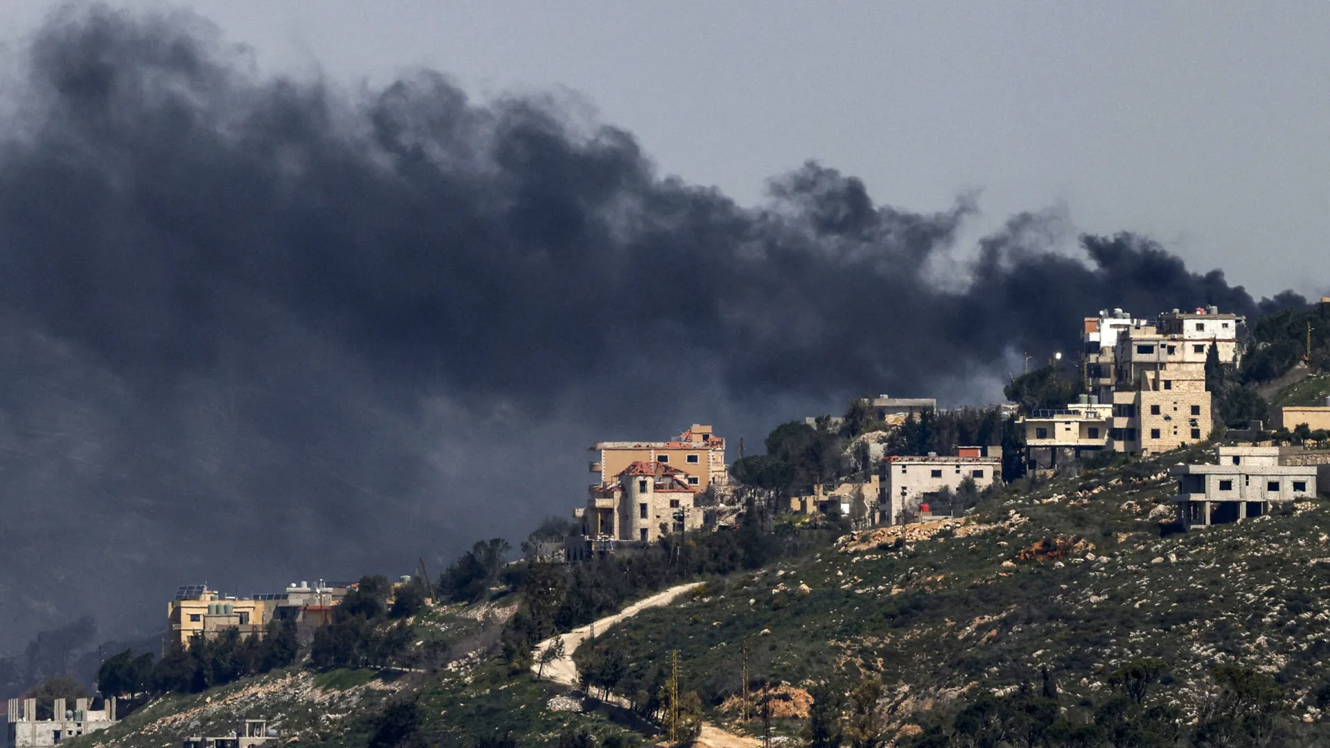 
                    Pelo menos mais oito pessoas mortas em ataques israelitas no Líbano
                