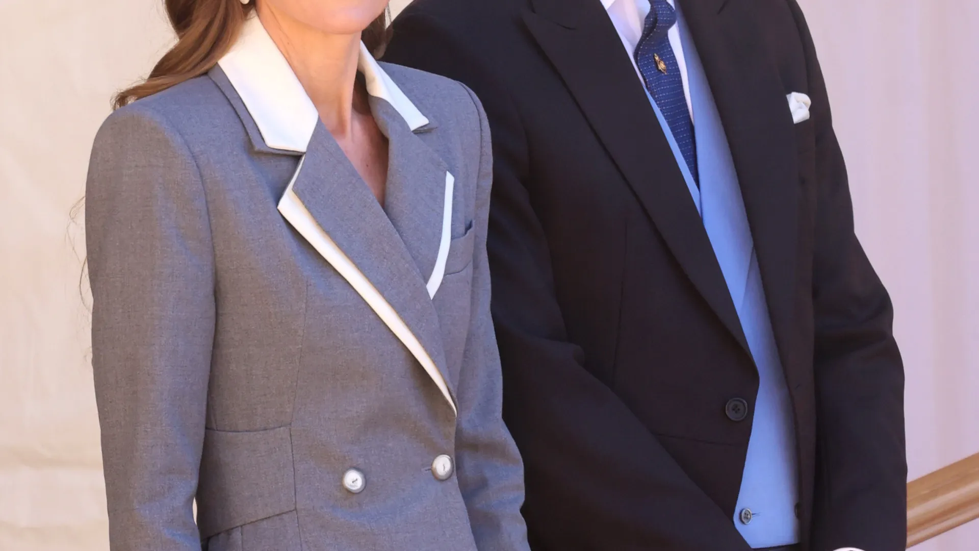 
                    Kate Middleton arrasa em look com um toque dos anos 80. As imagens 
                