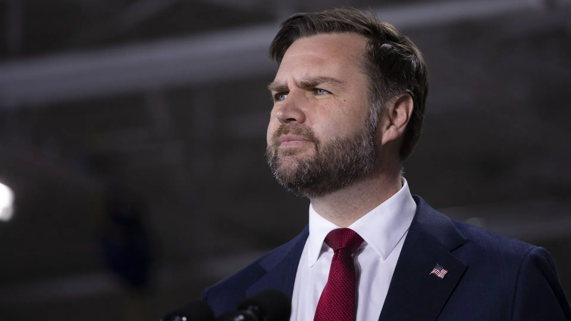 JD Vance afasta guerra prolongada no Médio Oriente: "Ninguém gosta"