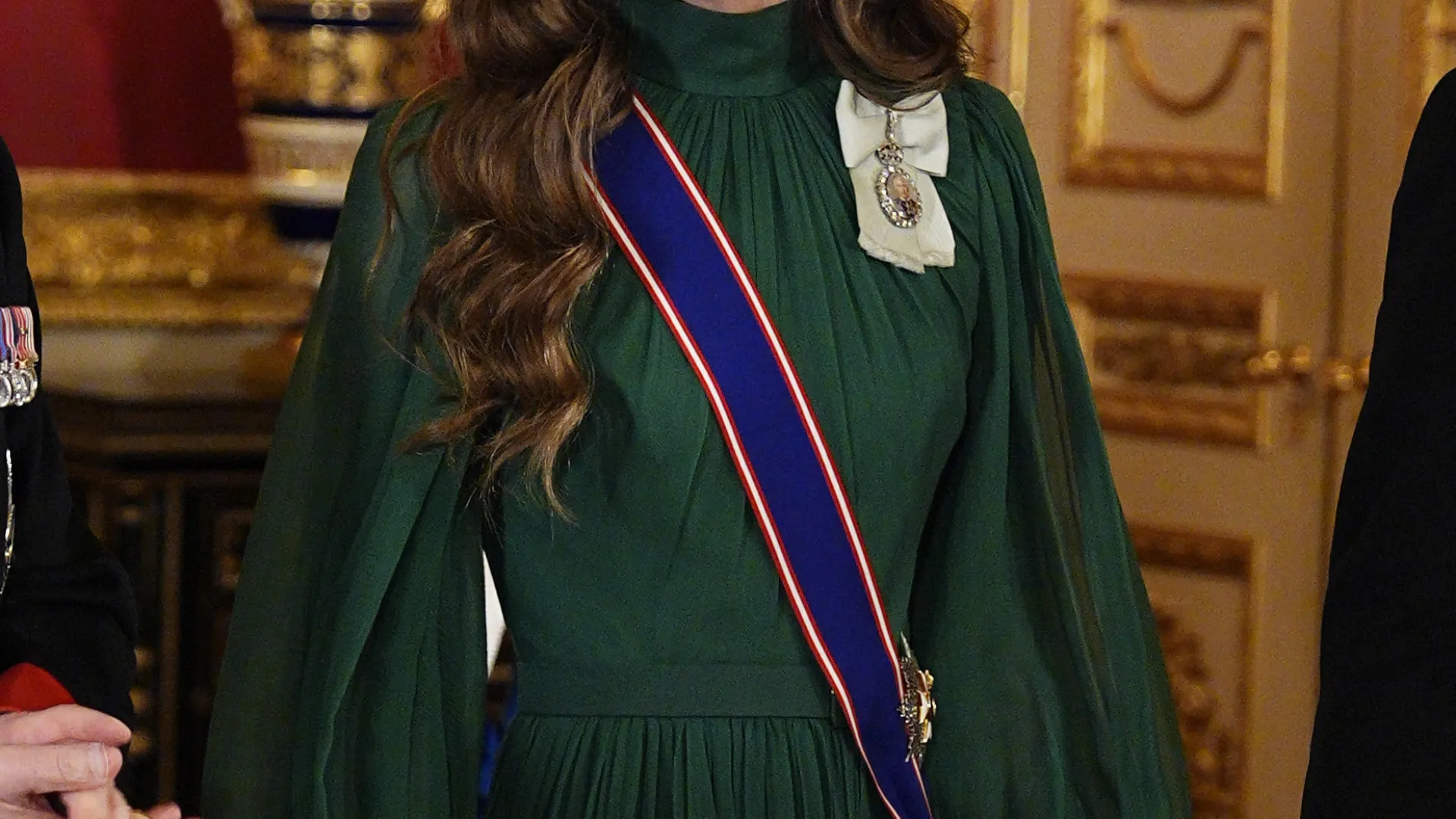 
                    Kate Middleton usa a sua tiara preferida em banquete real. Fotos
                