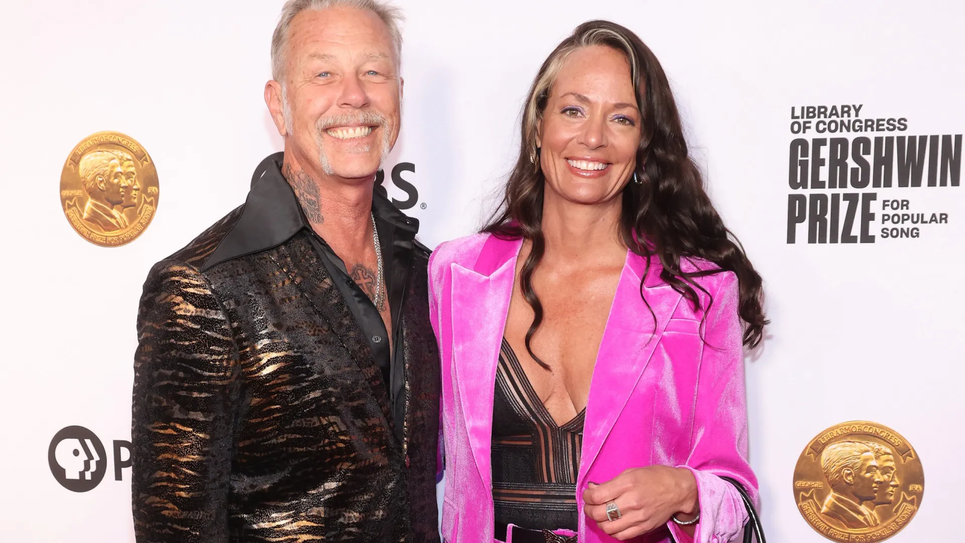 
                    Vocalista dos Metallica pede namorada em casamento ao lado de tubarões
                