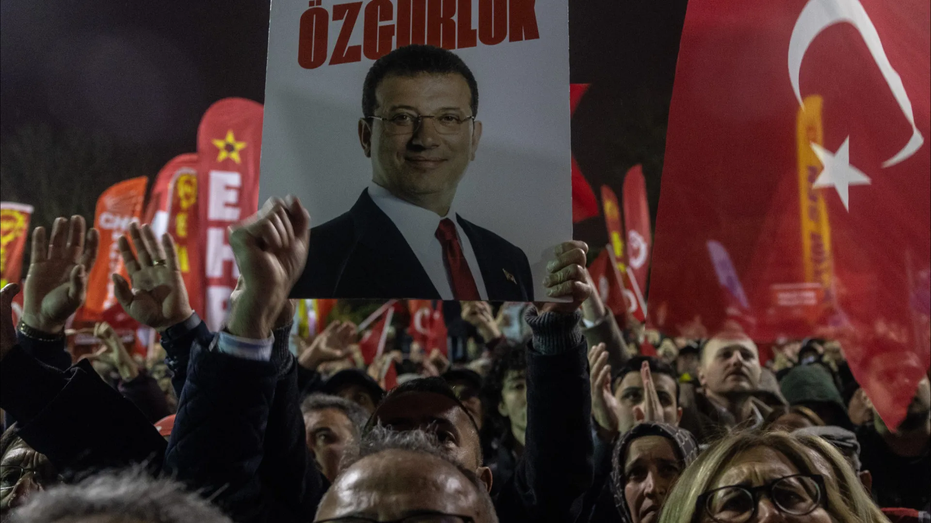 
                    Milhares manifestam-se em Istambul um ano após autarca ser preso
                