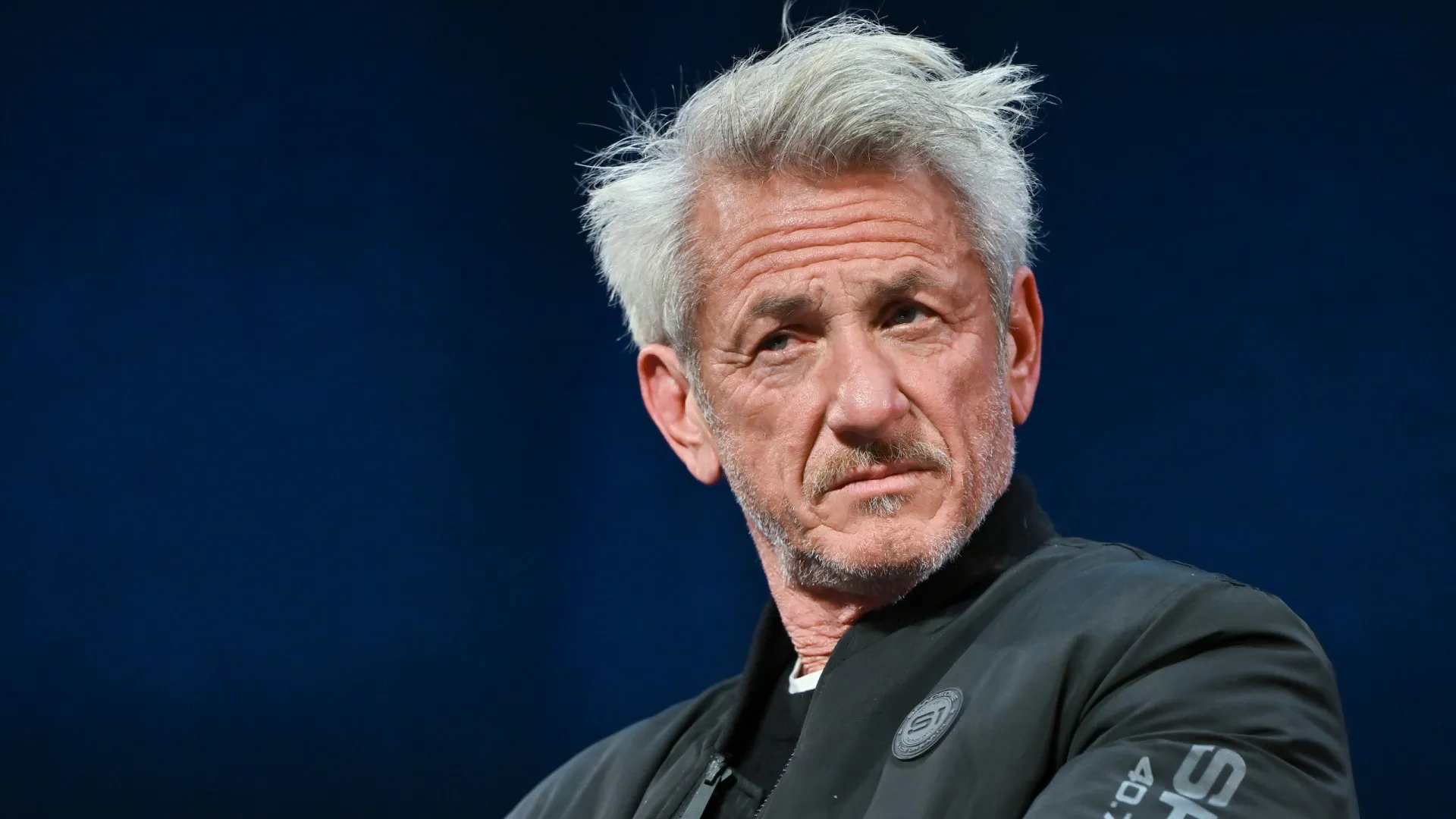 
                    Ucrânia: Ator Sean Penn foi até linha da frente em Donetsk. As imagens
                