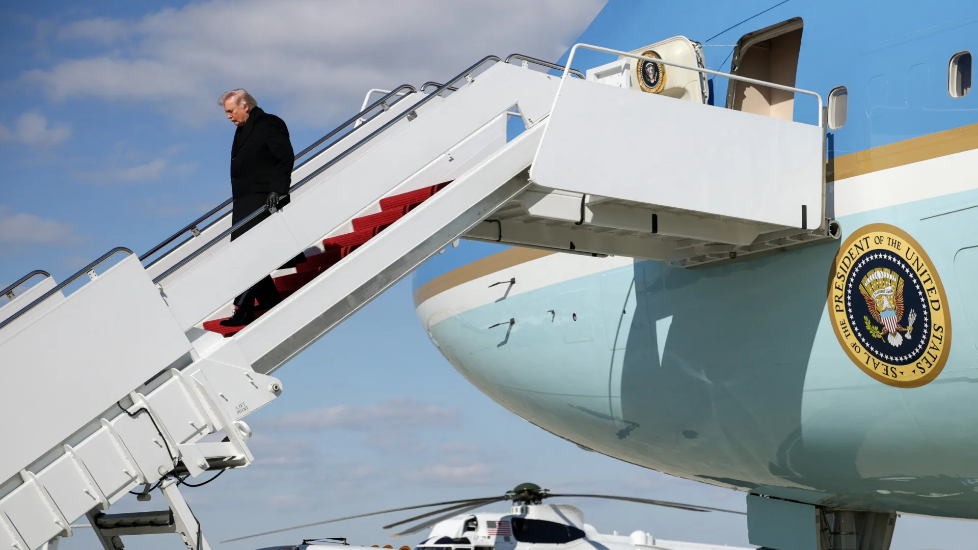 
                    Trump presencia chegada de corpos de militares de avião que se despenhou
                