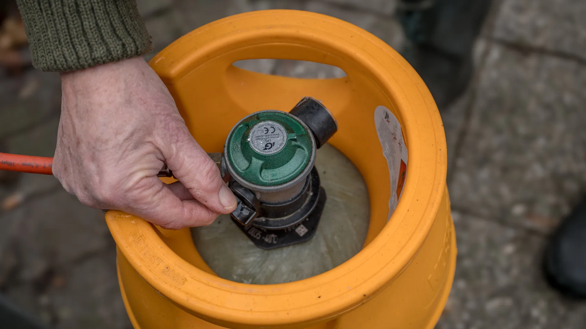 
                    Apoio sobe de 15€ para 25€: Como funciona a botija de gás solidária? 
                
