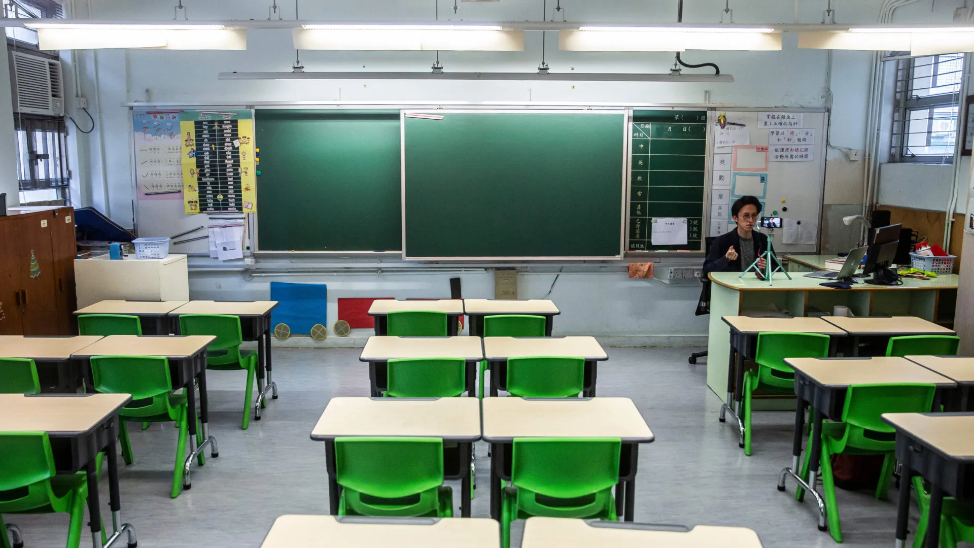 
                    Falta de crianças em Hong Kong deixa 15 primárias em risco de fechar portas
                