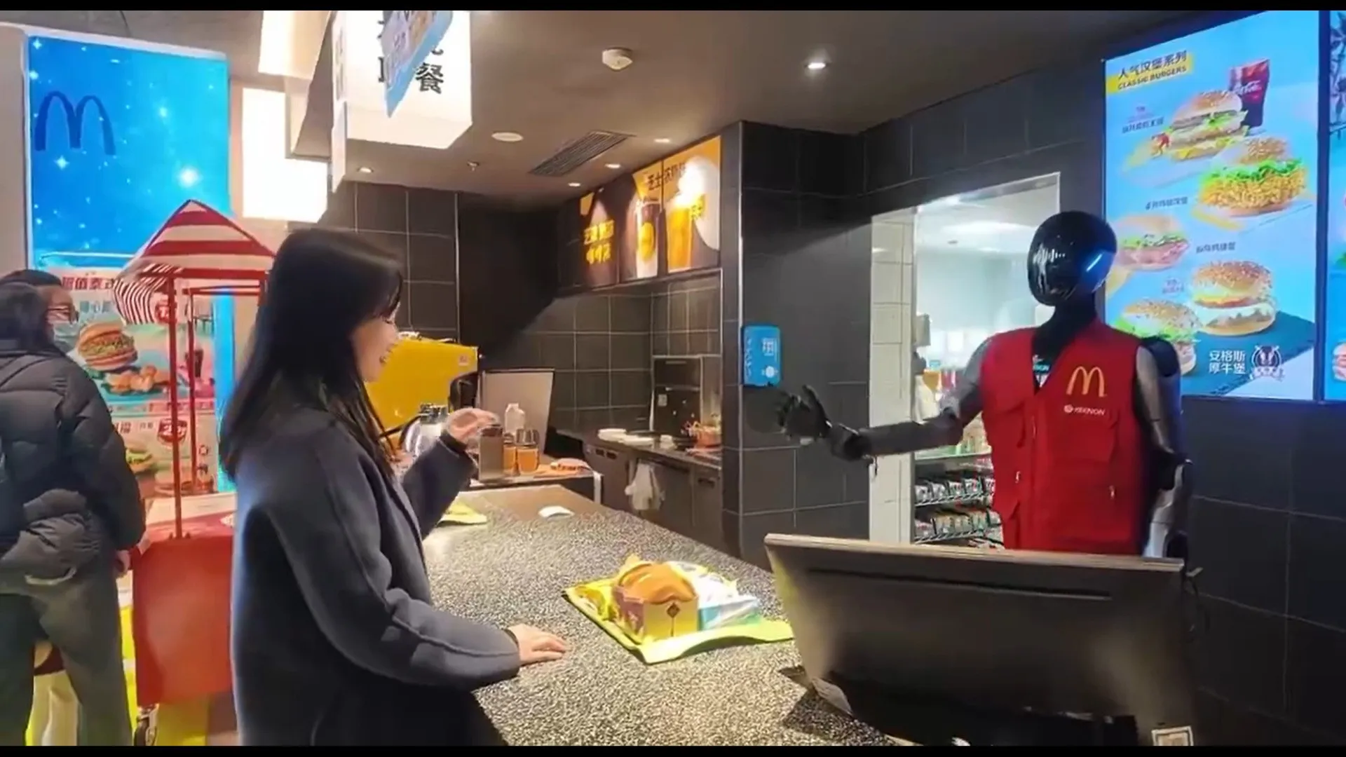 
                    McDonald’s começou a testar robôs humanoides na China
                