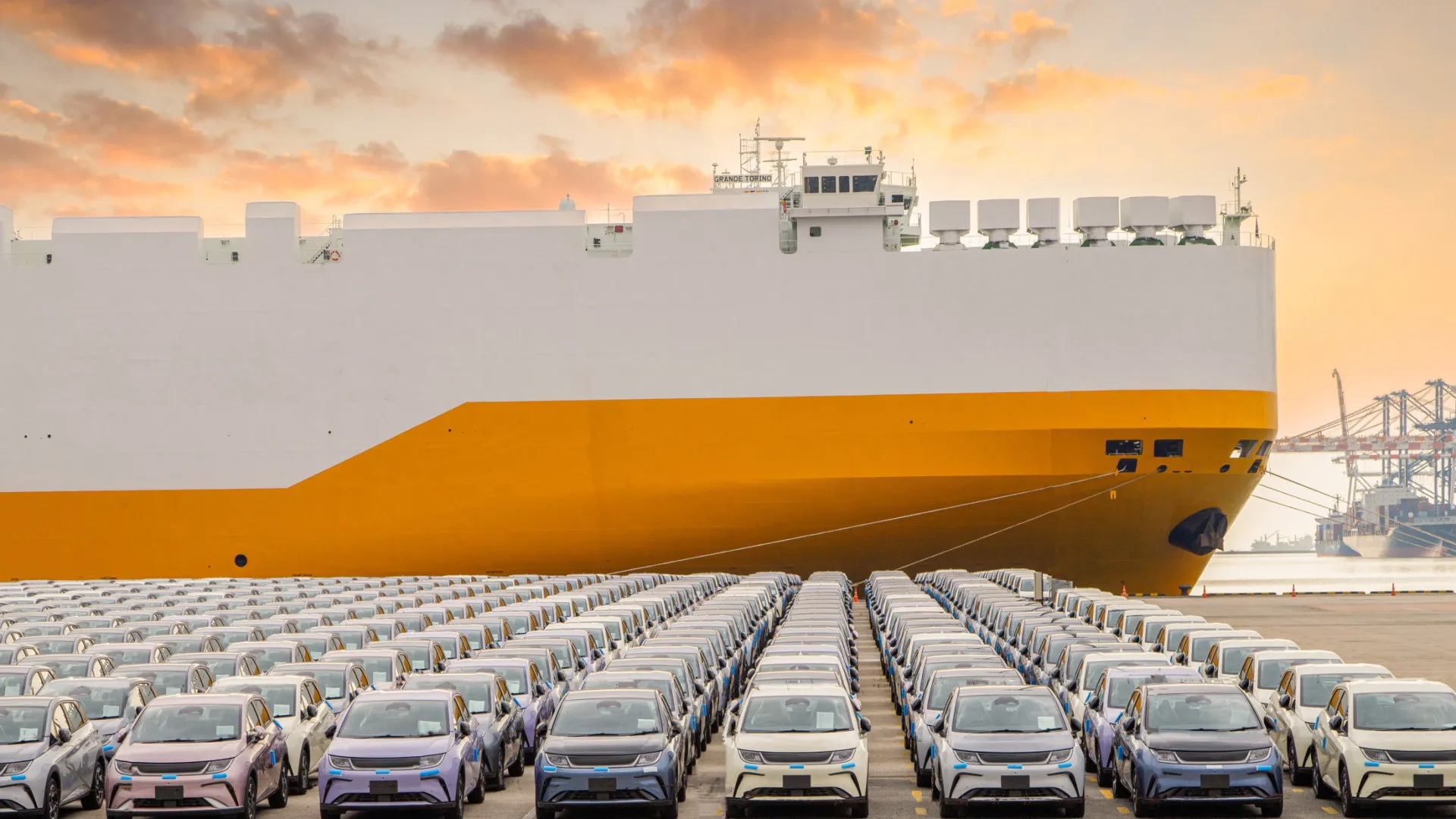 
                    Conflito no Médio Oriente afeta transporte de milhares de carros
                