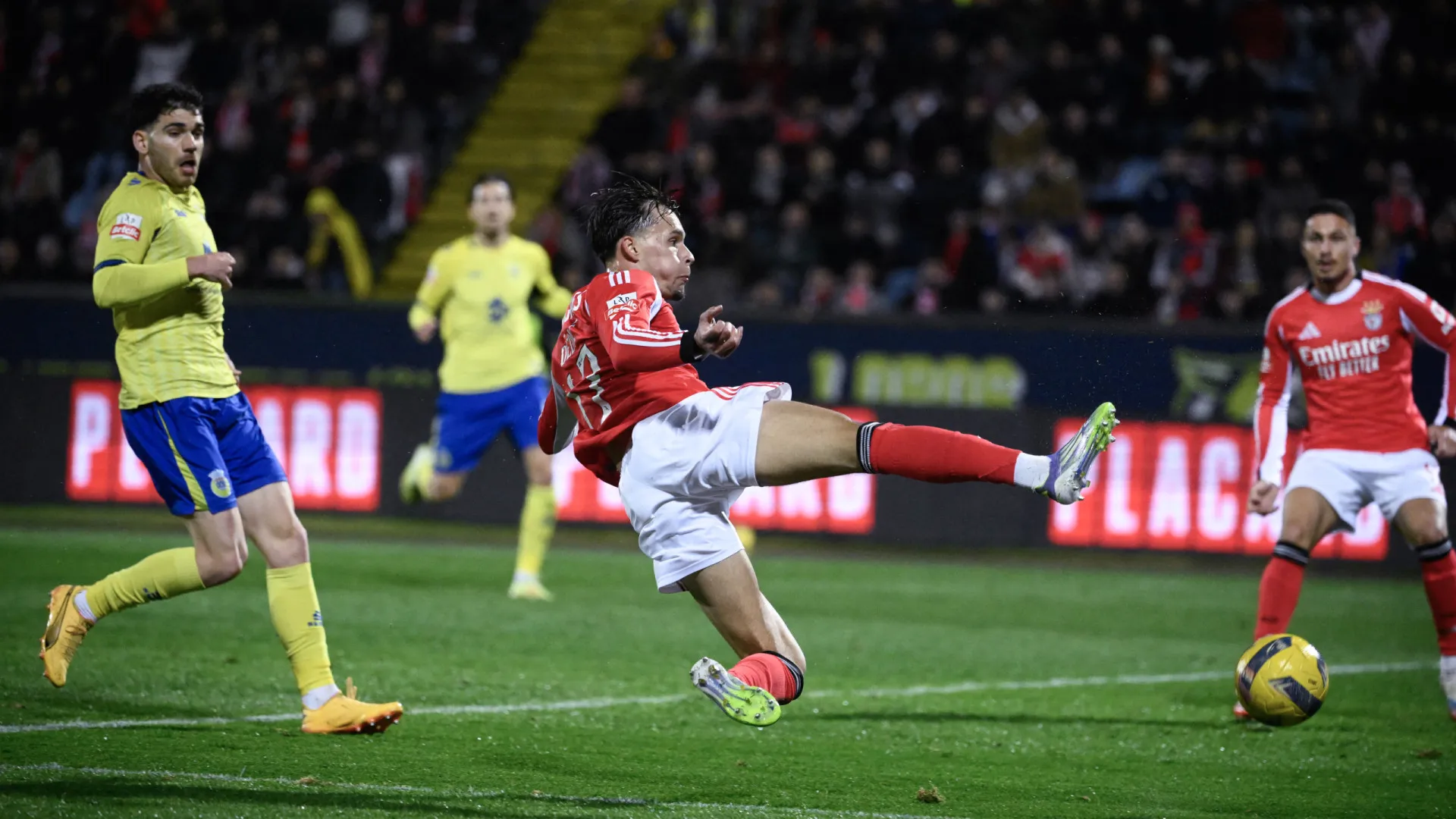 
                    Problemas para Mourinho. Dedic castigado para os próximos dois jogos
                
