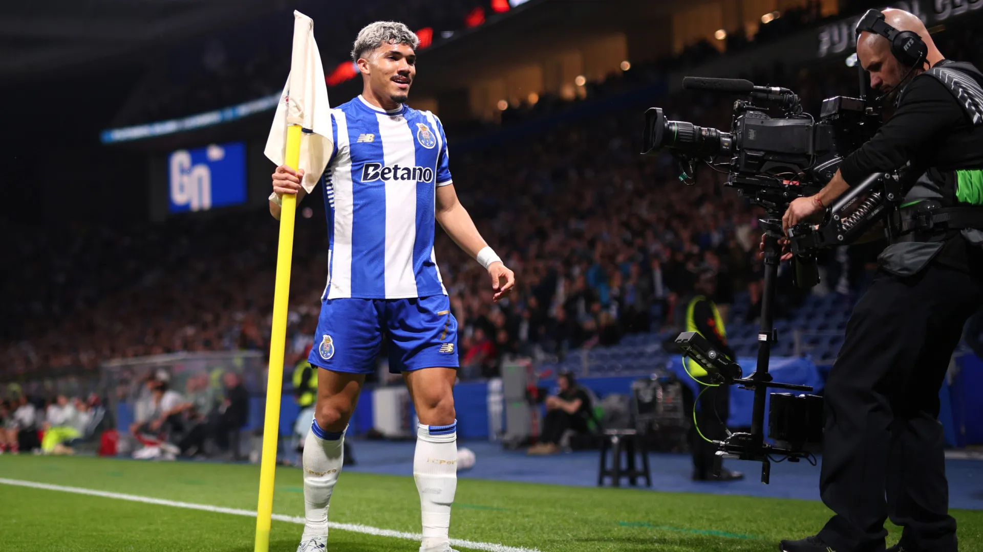 FC Porto 'cospe fogo' ao Estugarda e encontra velho conhecido nos quartos