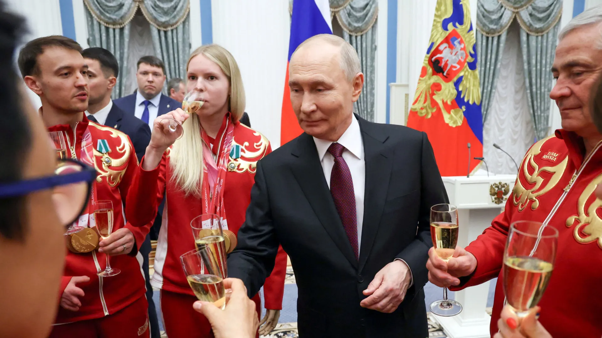 Brindes, risos e festejos. Putin recebe atletas paralímpicos no Kremlin