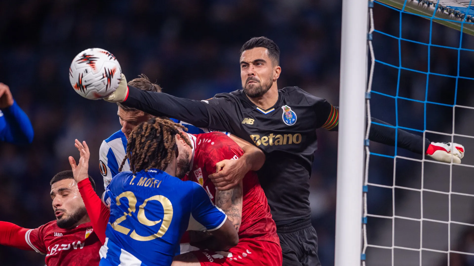 Farioli arrenda 'quartos' com paredes de Diogo Costa e tiro de Froholdt