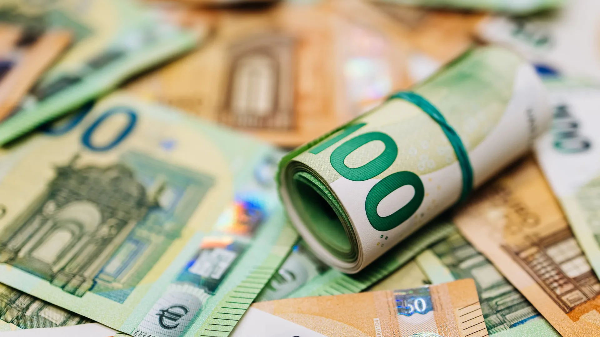 
                    Há uma entidade do Estado que paga com... 2.380 dias de atraso
                