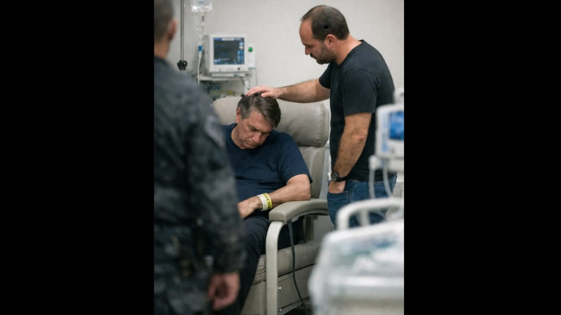 Filho de Bolsonaro partilha foto de pai no hospital: "Saio destruído"