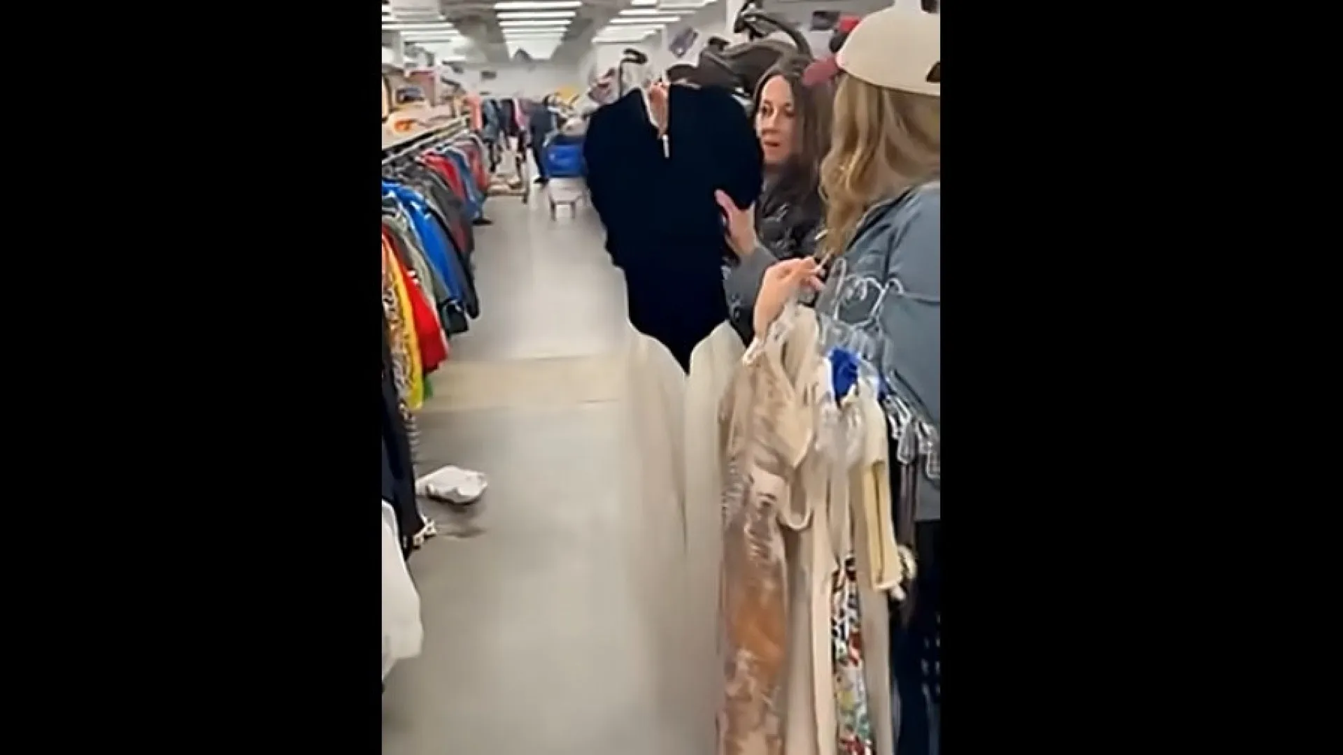 
                    Mulher visita loja de artigos em 2.º mão e descobre peça do seu casamento
                