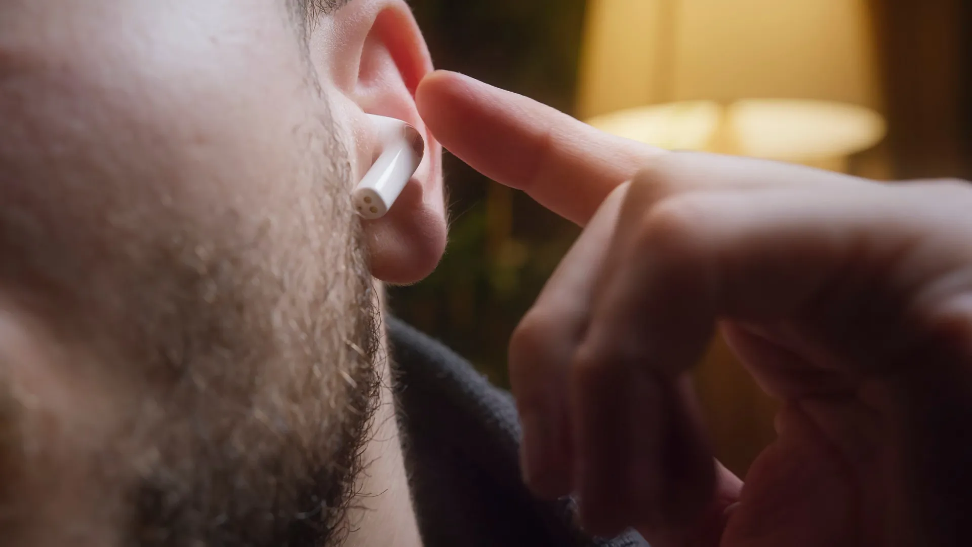 
                    Usa auriculares sem fios? Saiba com que frequência os deve limpar
                