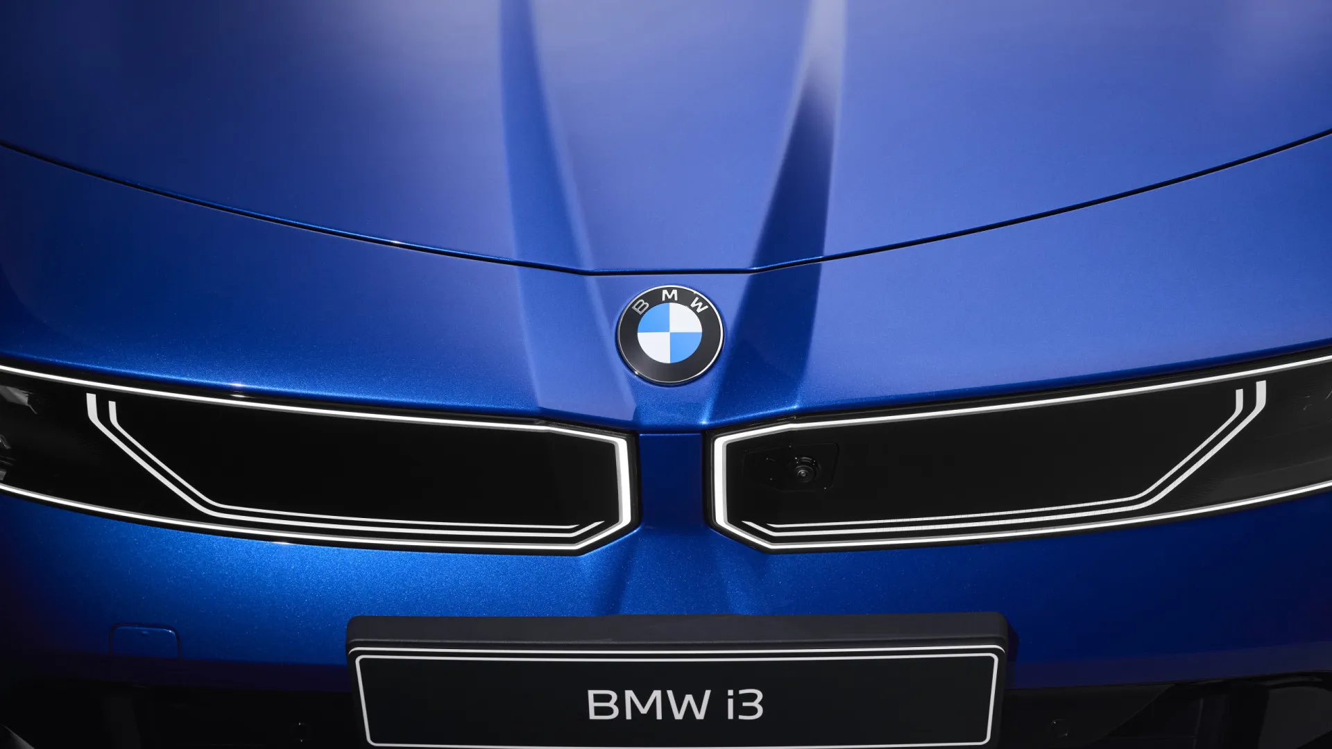 
                    Saiba o que impediu o novo BMW i3 de ter a grelha do iX3
                