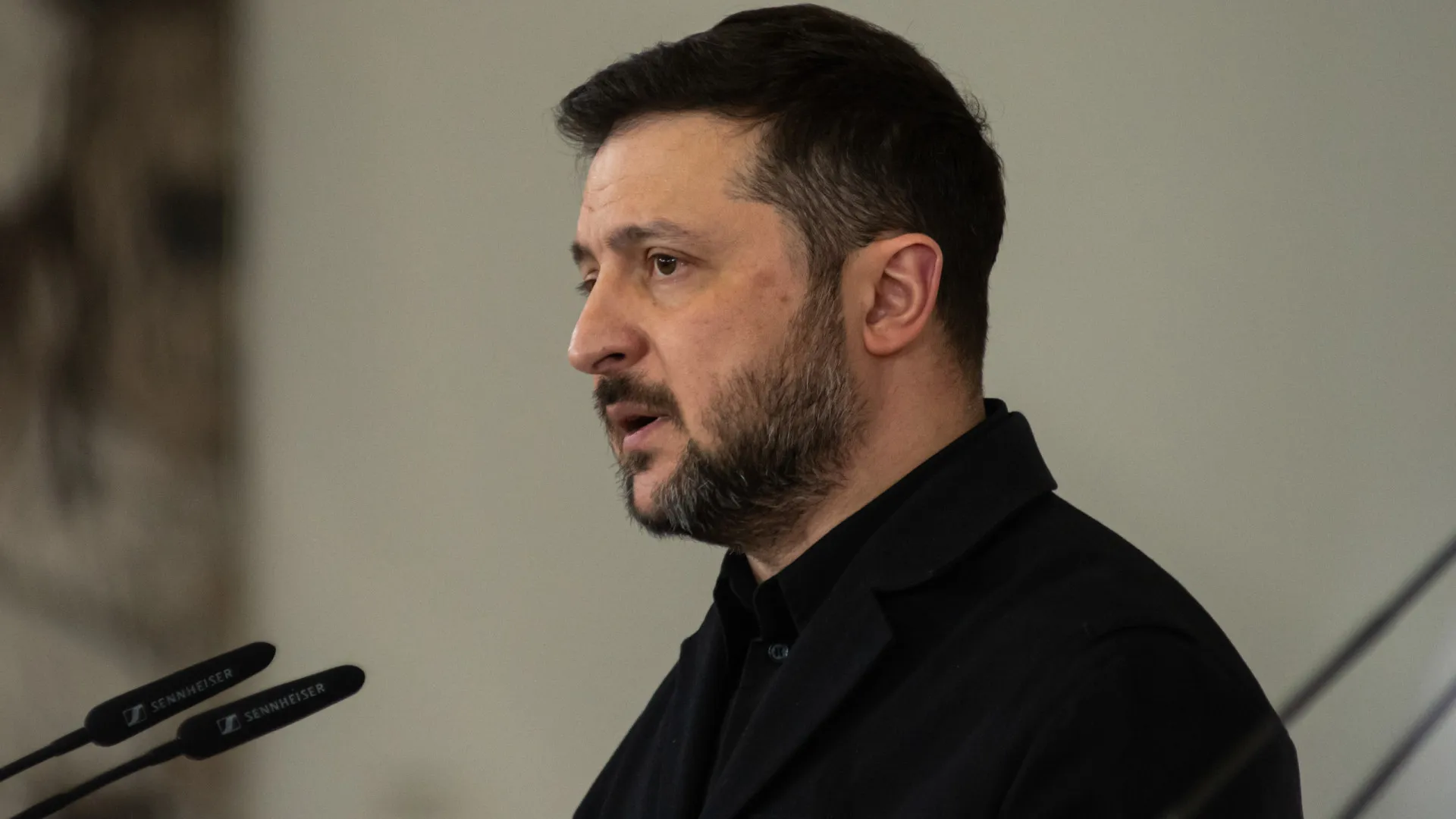 Zelensky pede aos EUA "datas claras" para negociações com Rússia