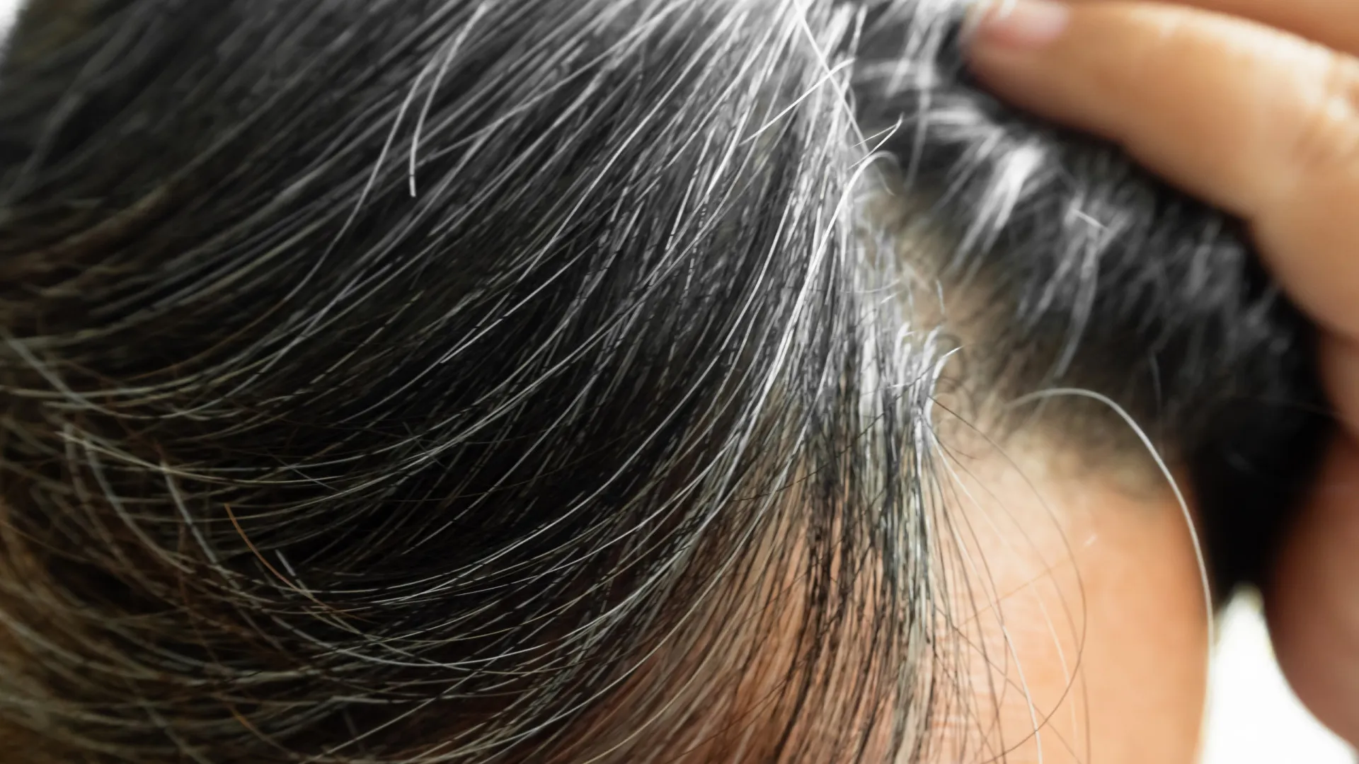 
                    Cabelos brancos, nunca mais! O truque inusitado com pasta de dentes
                