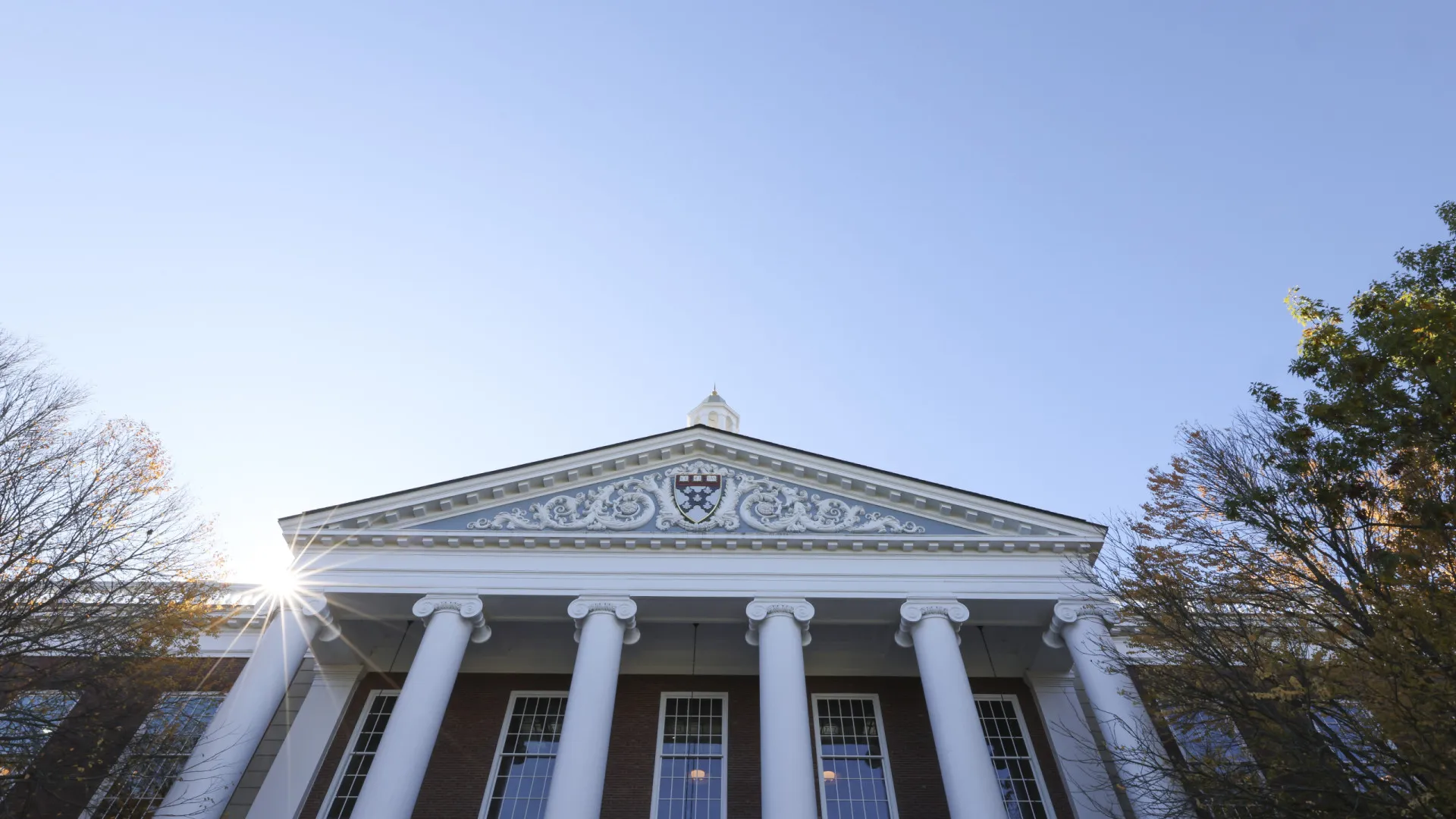 
                    Antissemitismo? Governo de Trump processa universidade de Harvard
                