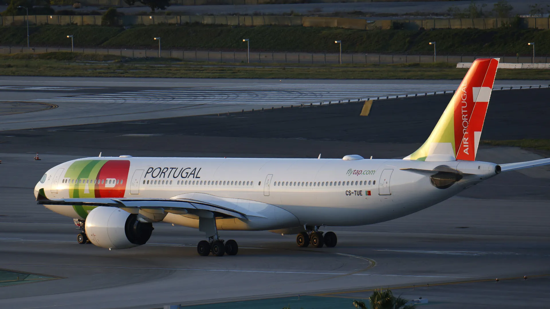 
                    TAP: Grupo dono da British e Iberia pondera não avançar com oferta
                