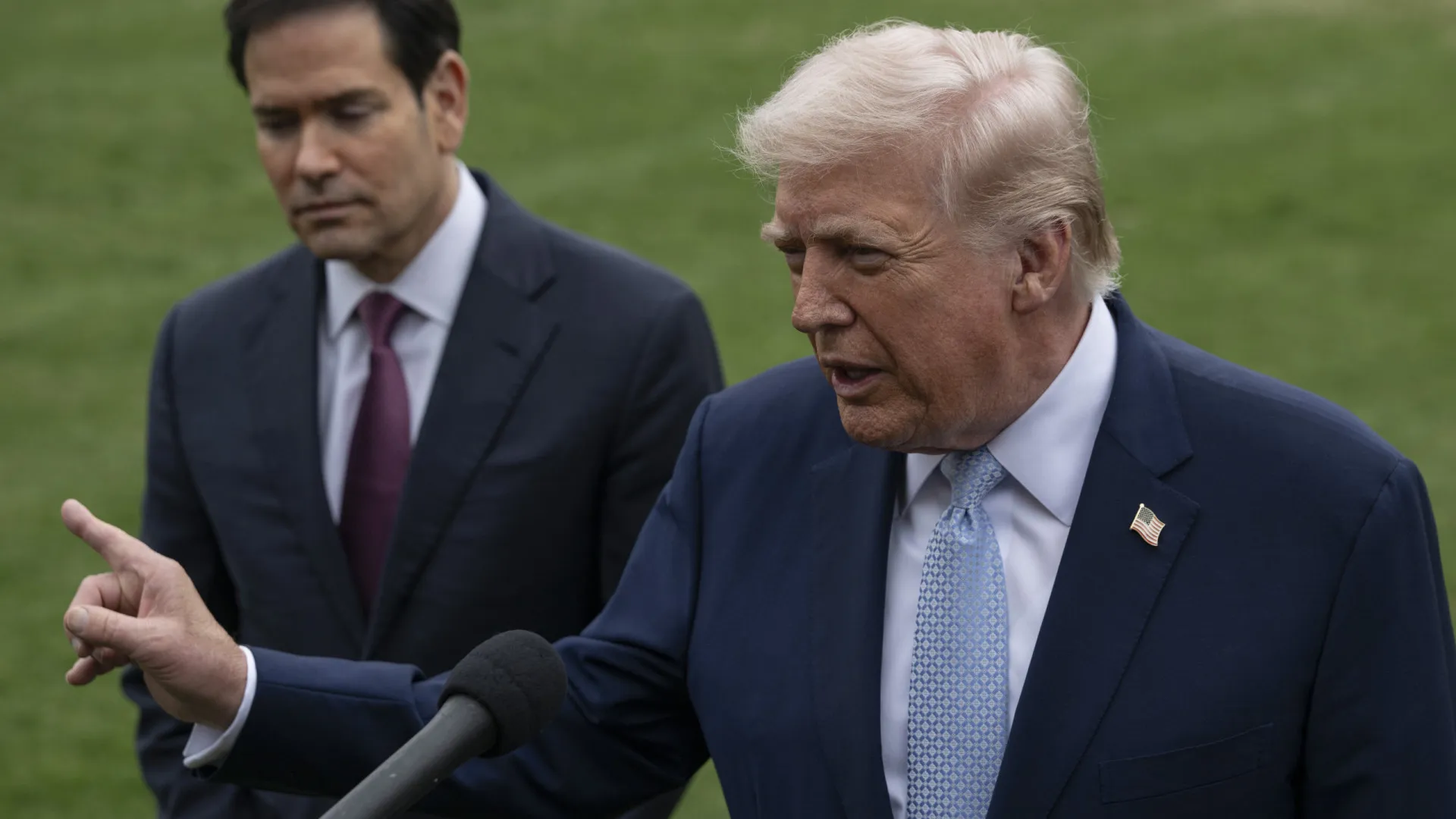 
                    Trump diz que EUA ponderam 